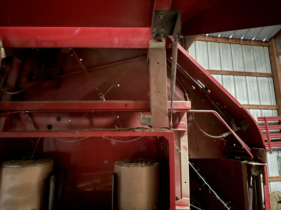 Photo of 2009 New Holland BR7080