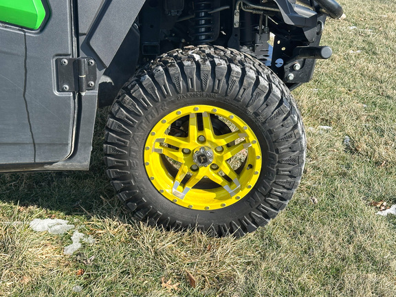 2023 John-Deere 835R