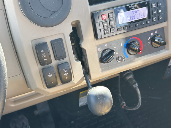 2023 John-Deere 835R