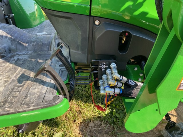 2025 John Deere 2032R Image 4