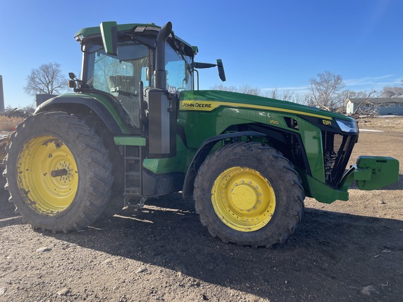 2025 John Deere 8R 250 - Photo1