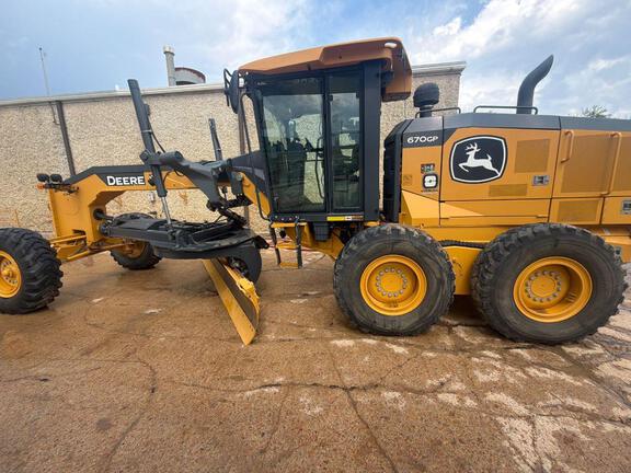 Photo of a 2022 John Deere 670G
