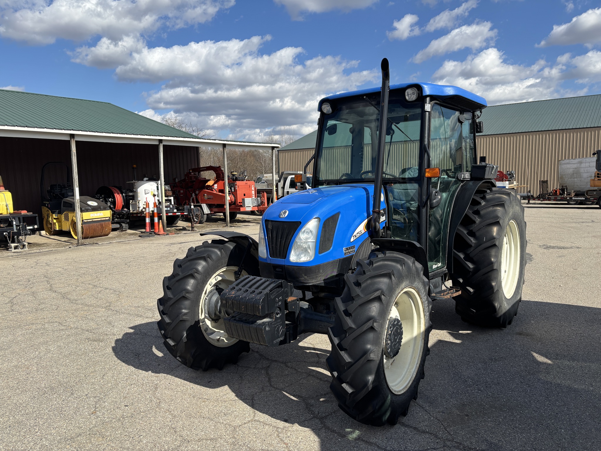 Used 2007 New Holland TN75SA Utility Tractors at Koenig Equipment in Lebanon, OH - PhotoXL3