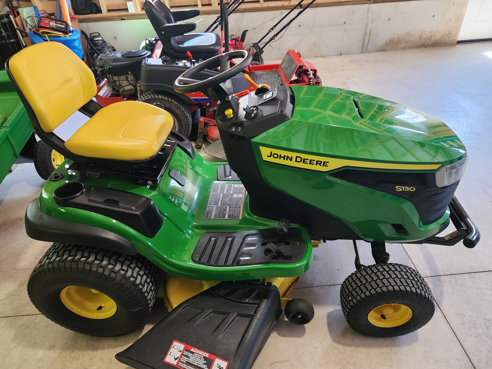 John Deere S130 Image 4