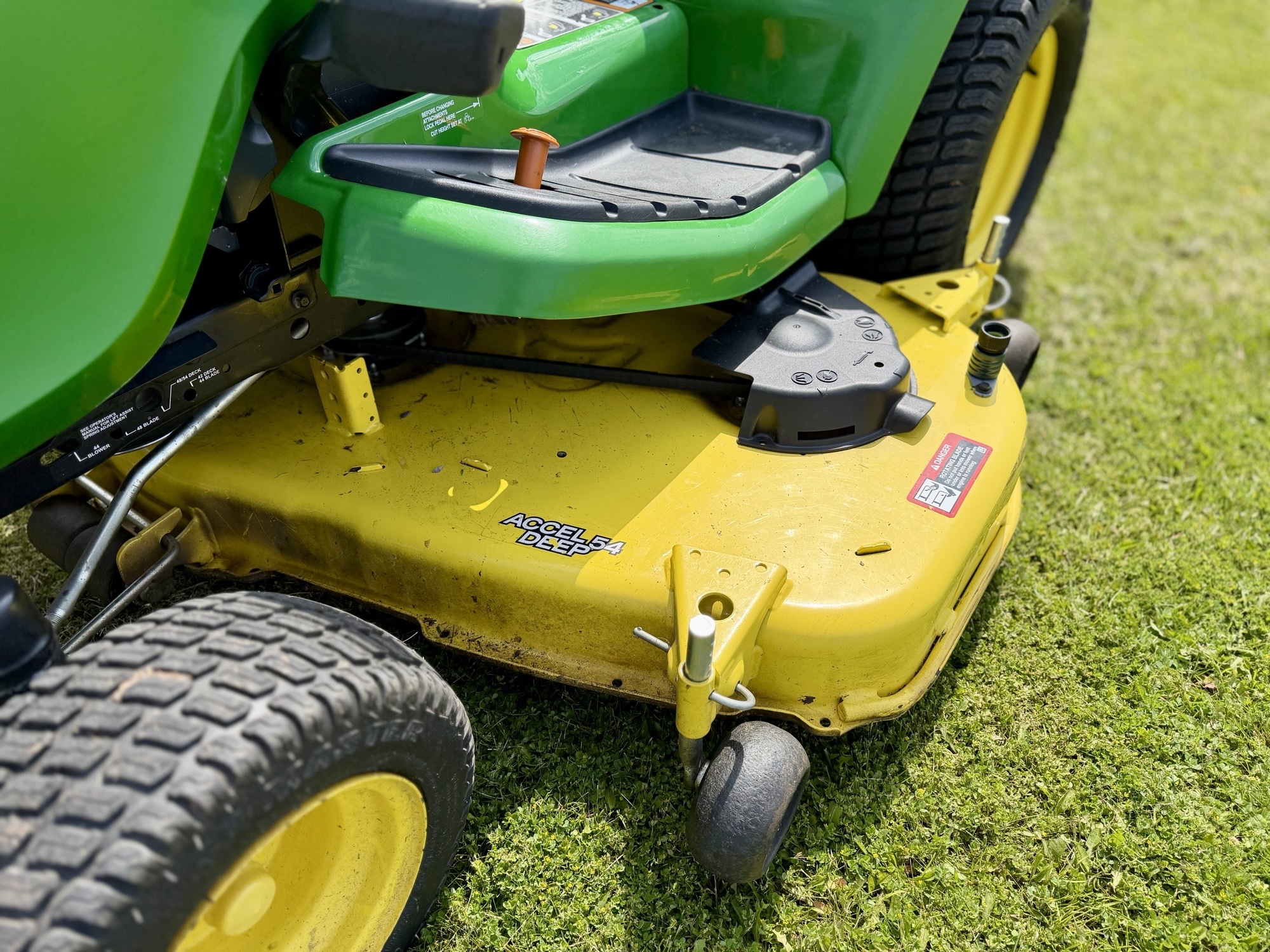 2021 John Deere X570 Image 6