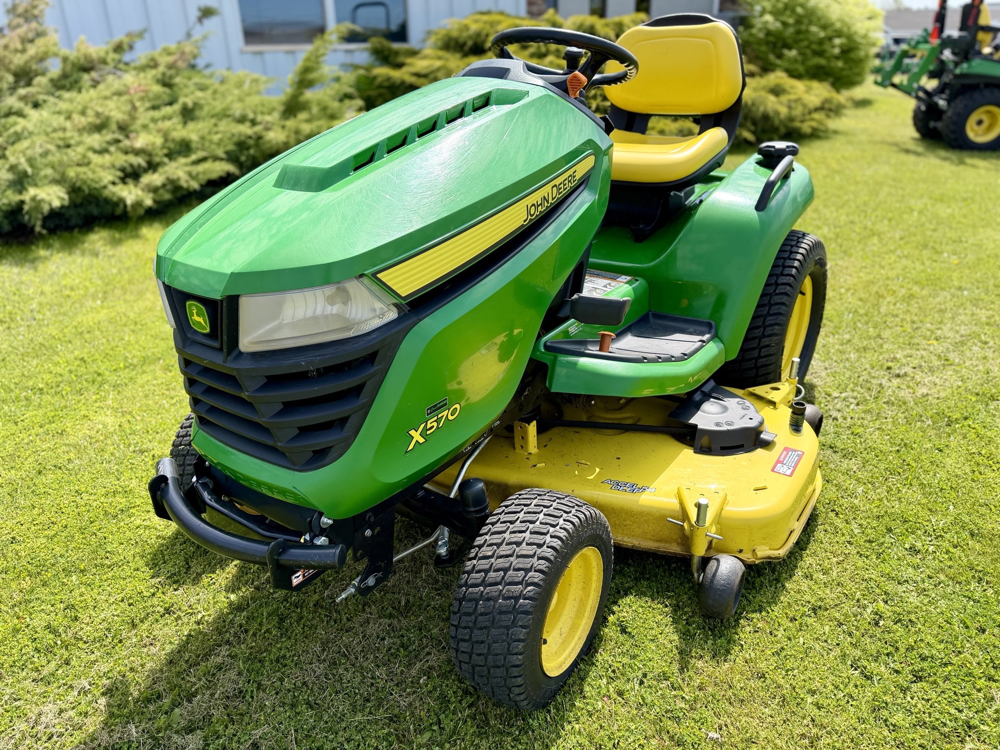 2021 John Deere X570 Image 5
