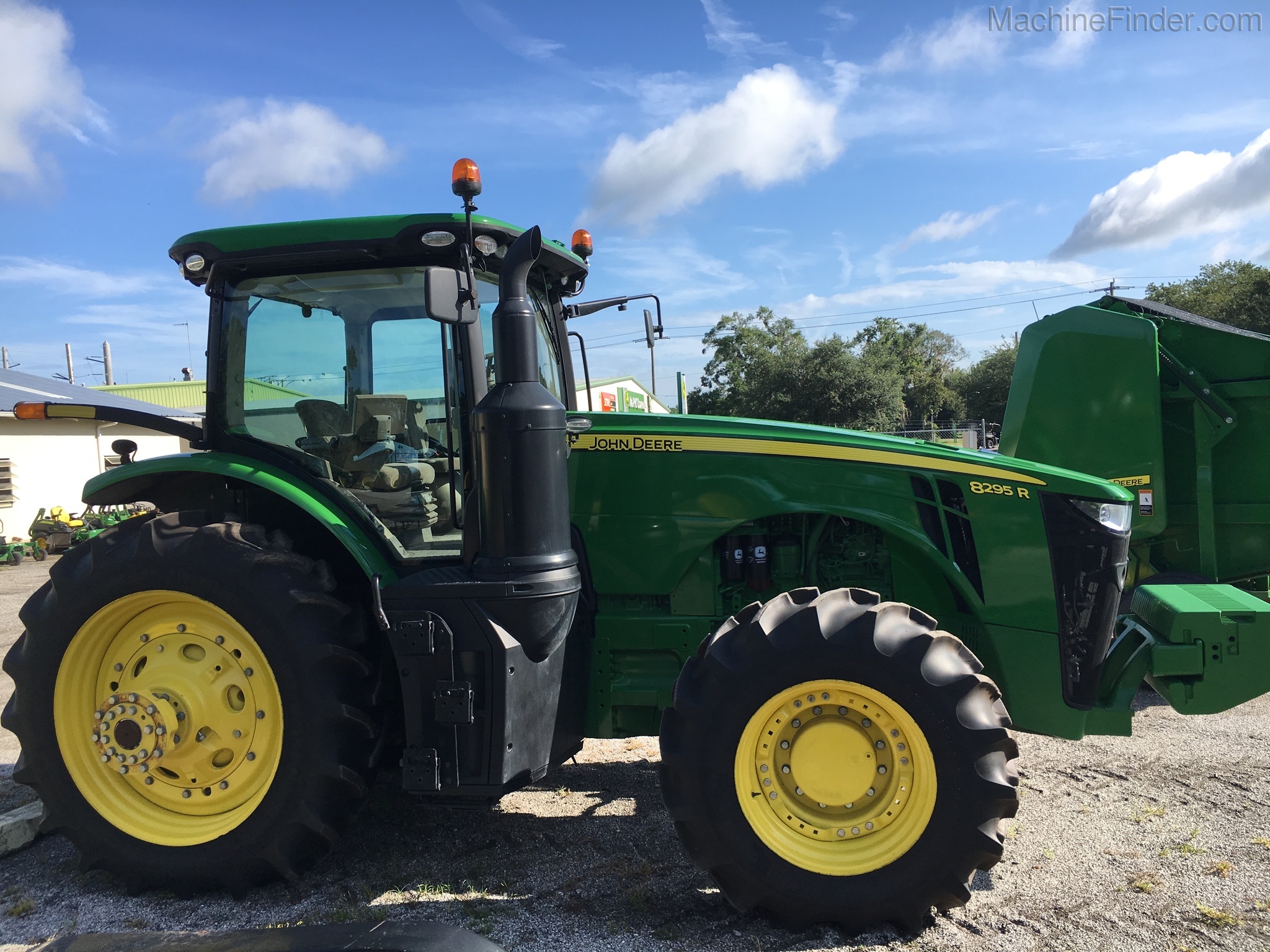 2017 John Deere 8295R Image 4