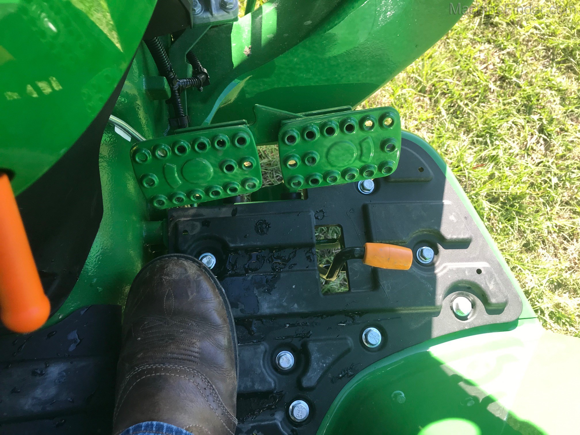 2020 John Deere 3035D Image 8