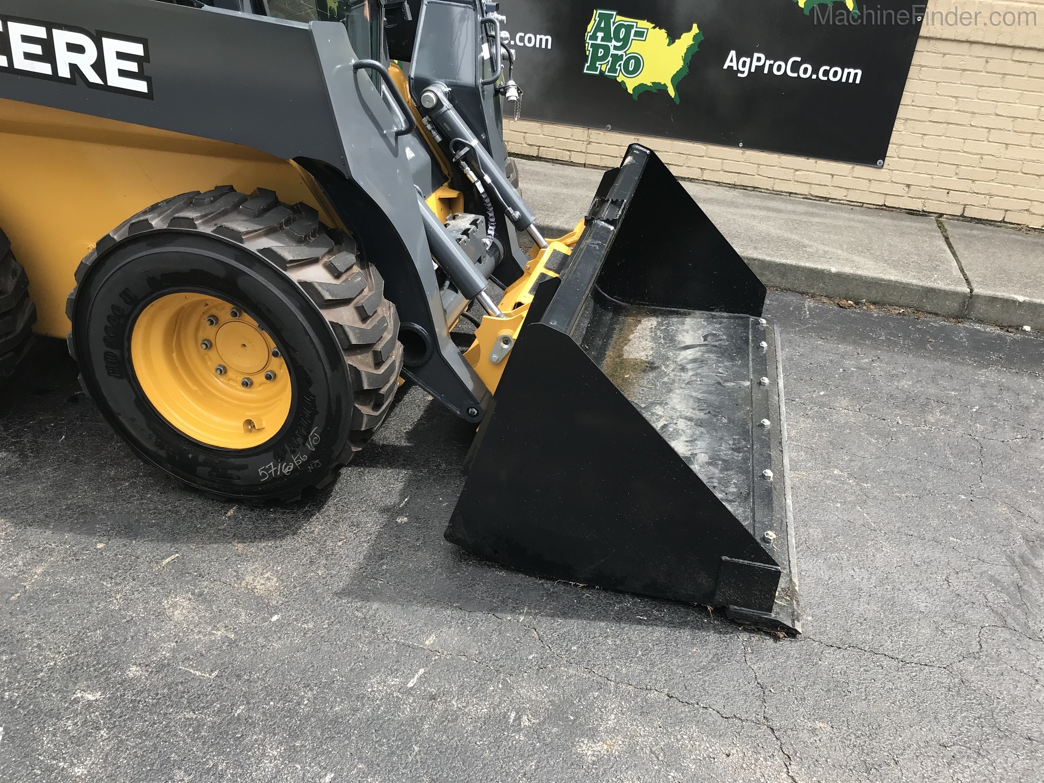 2019 John Deere 324G Image 6