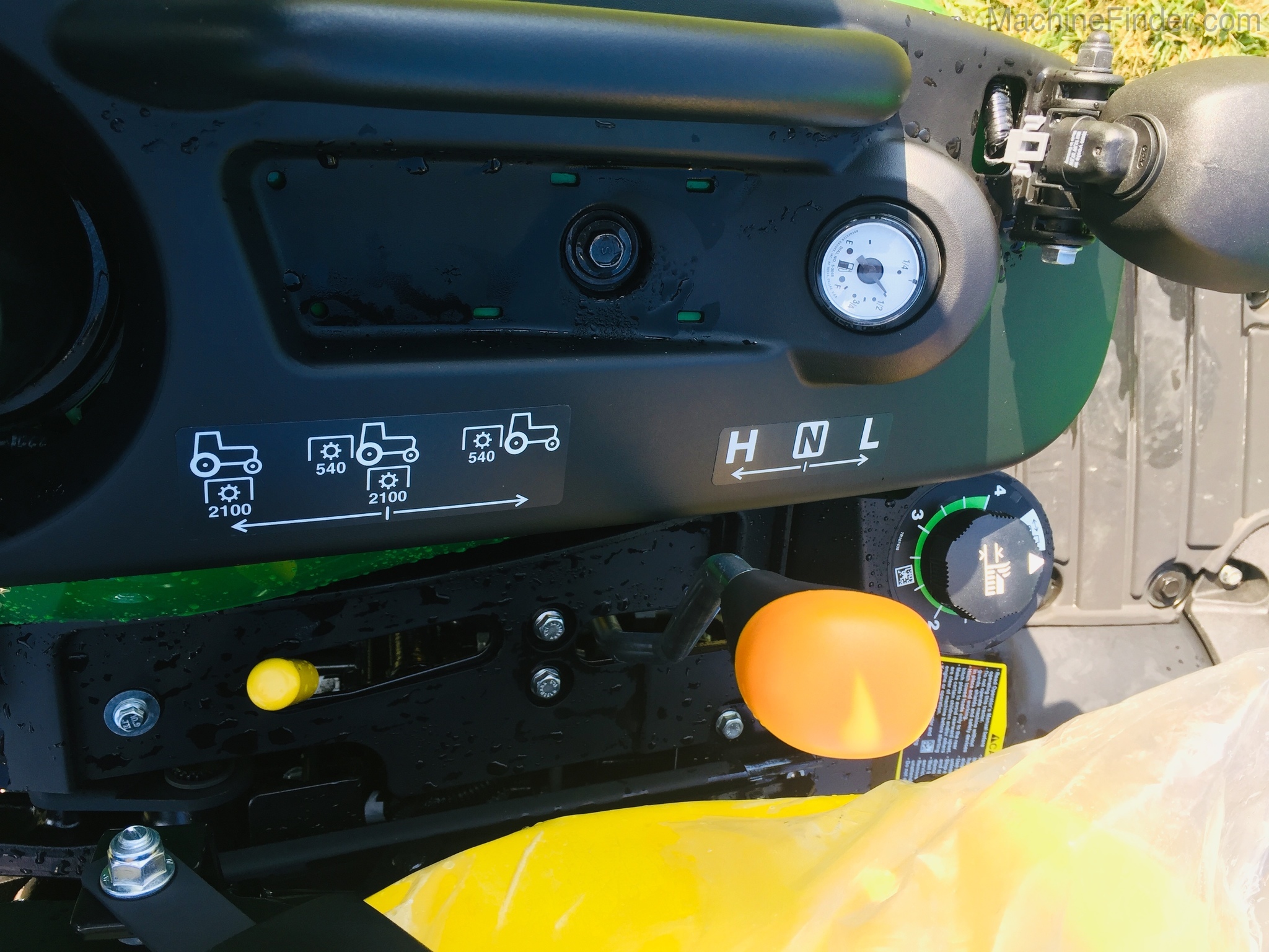 2020 John Deere 1025R Image 8