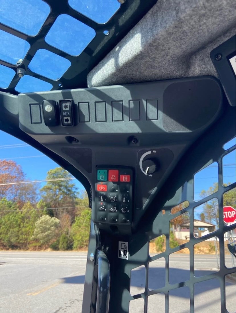 2025 John Deere 325G Image 9