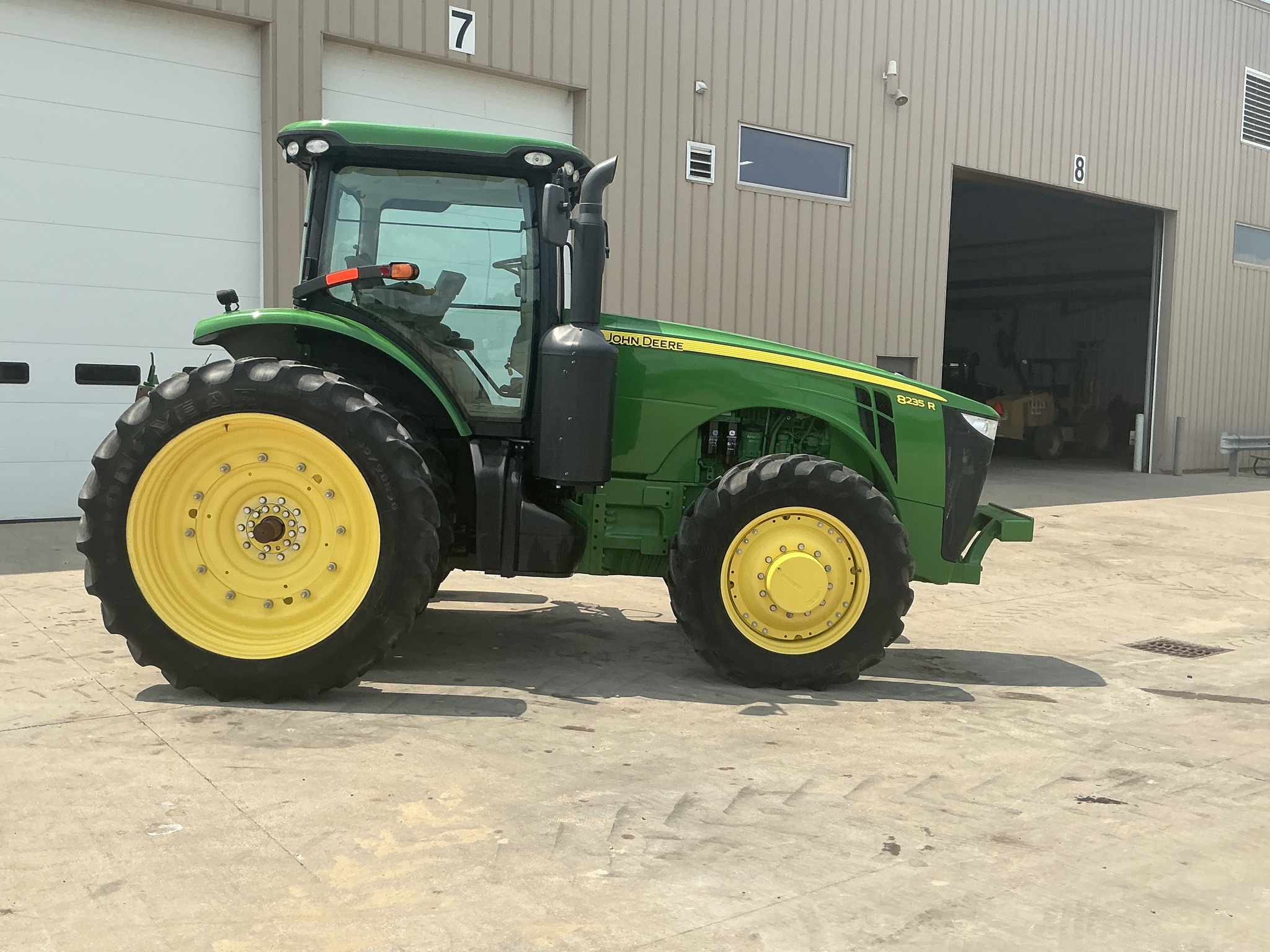 2012 John Deere 8235R Image 3