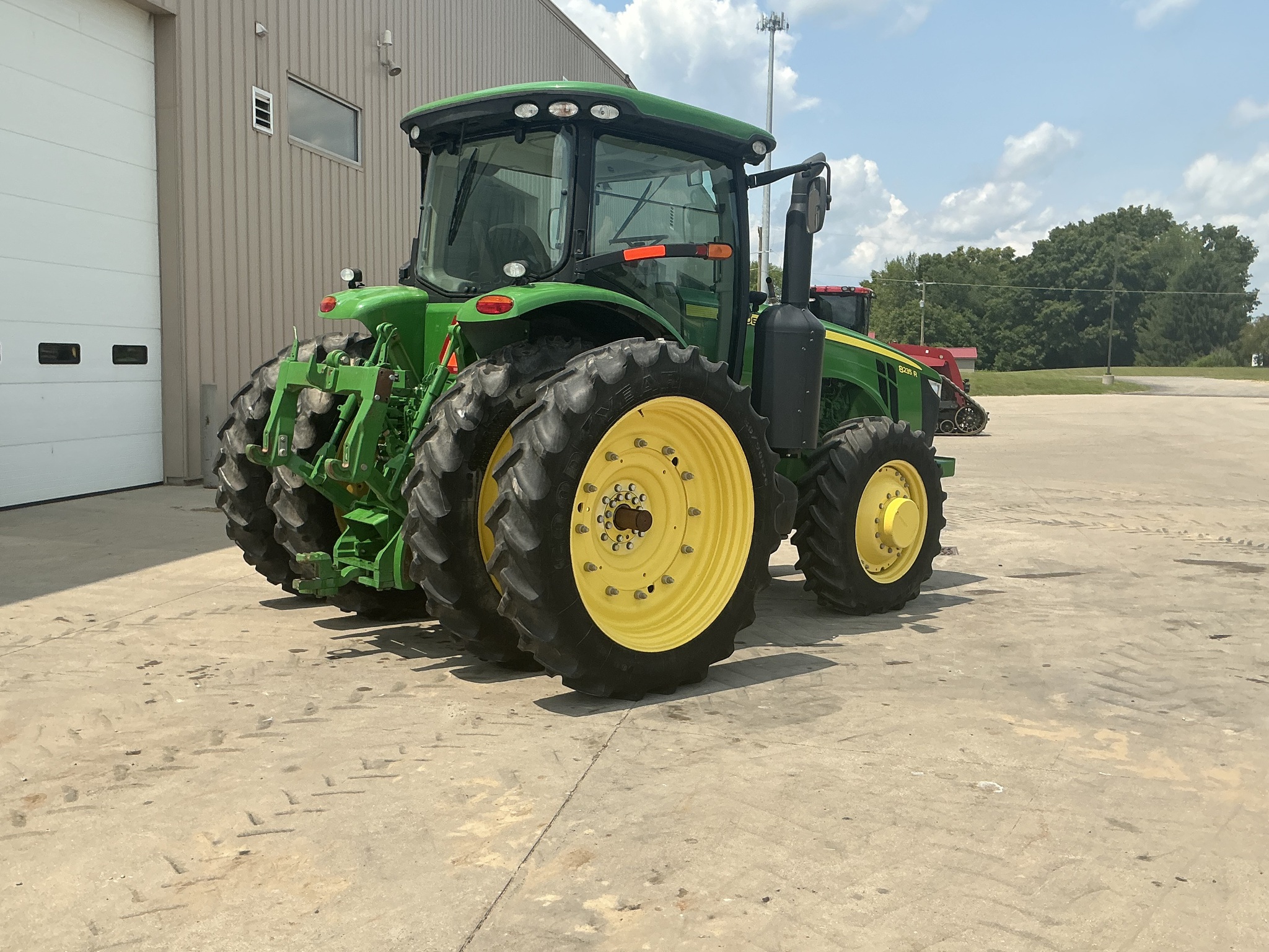 2012 John Deere 8235R Image 4