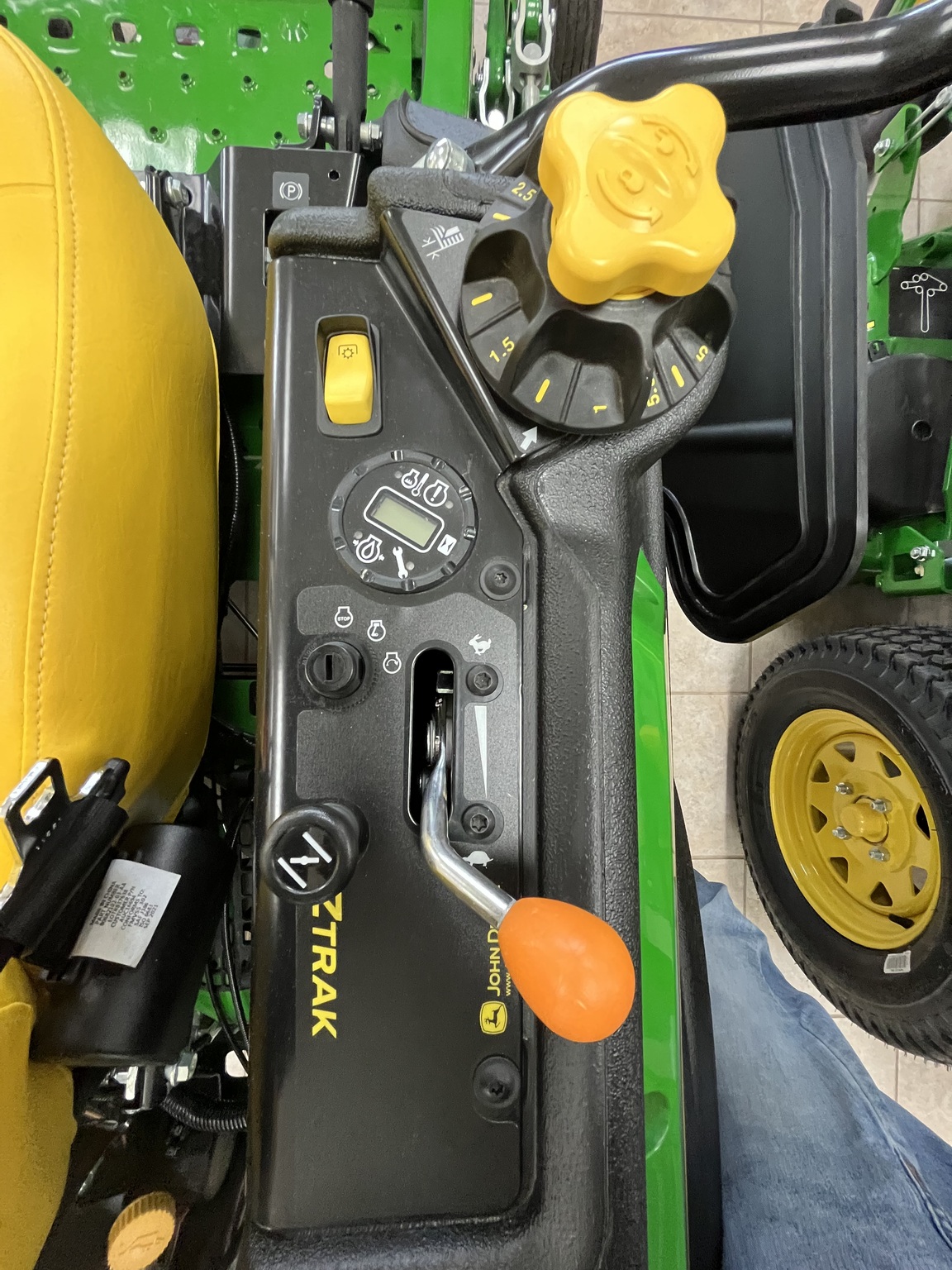 2025 John Deere Z920M Image 4