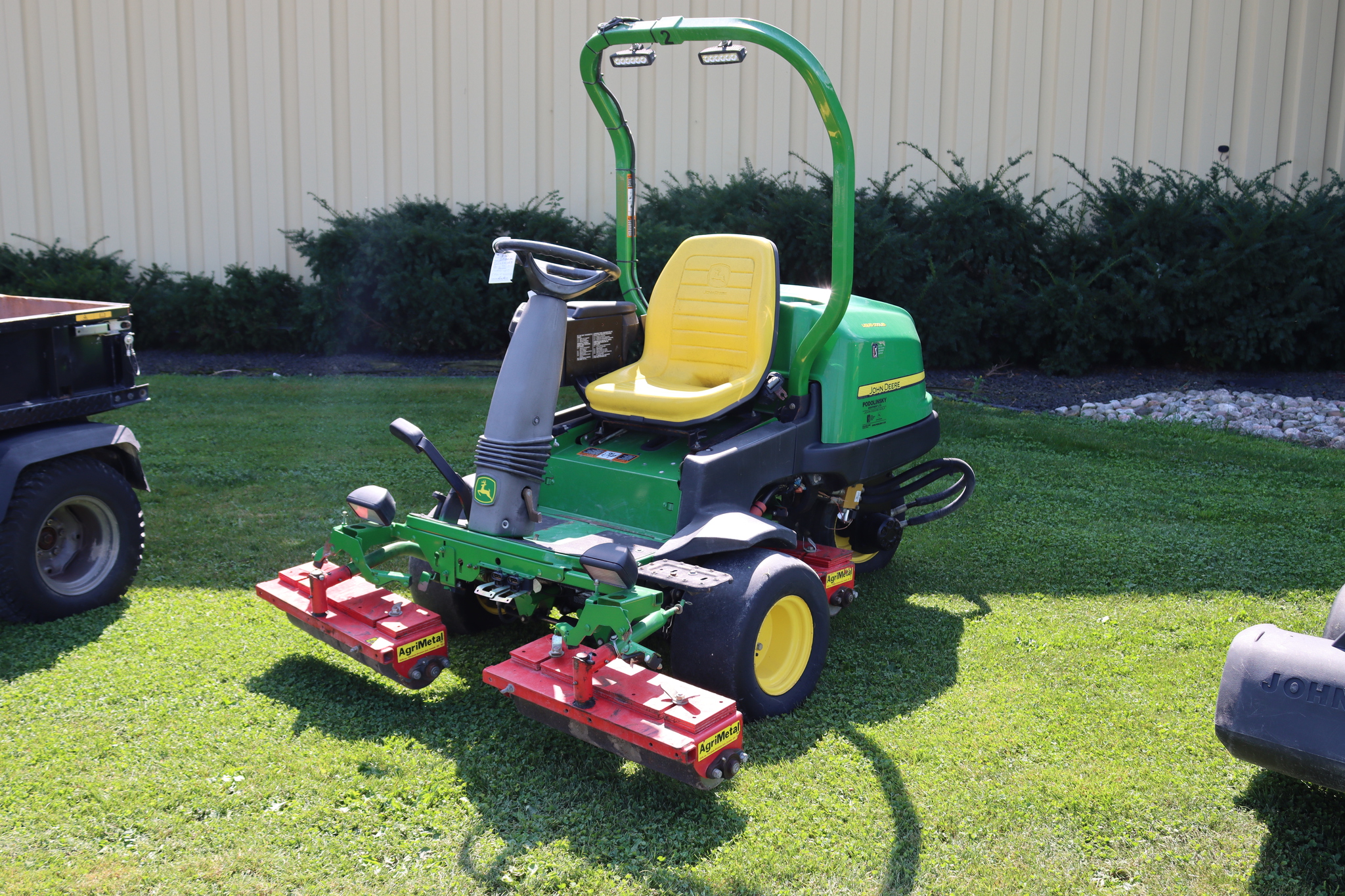 2012 John Deere 2500E Riding Greens Mowers