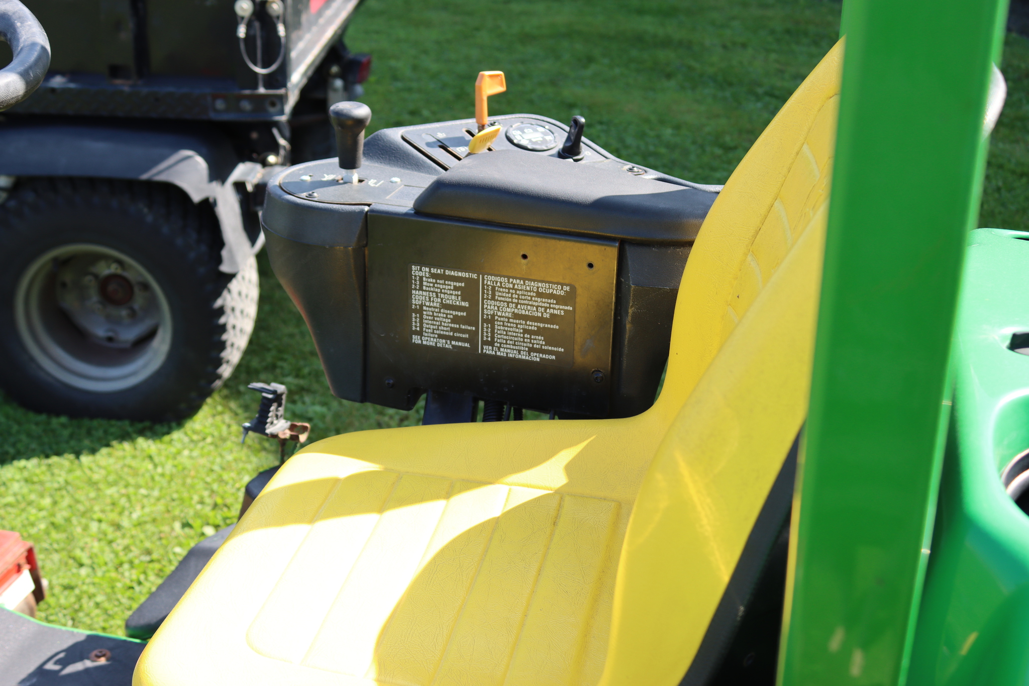 2012 John Deere 2500E Riding Greens Mowers