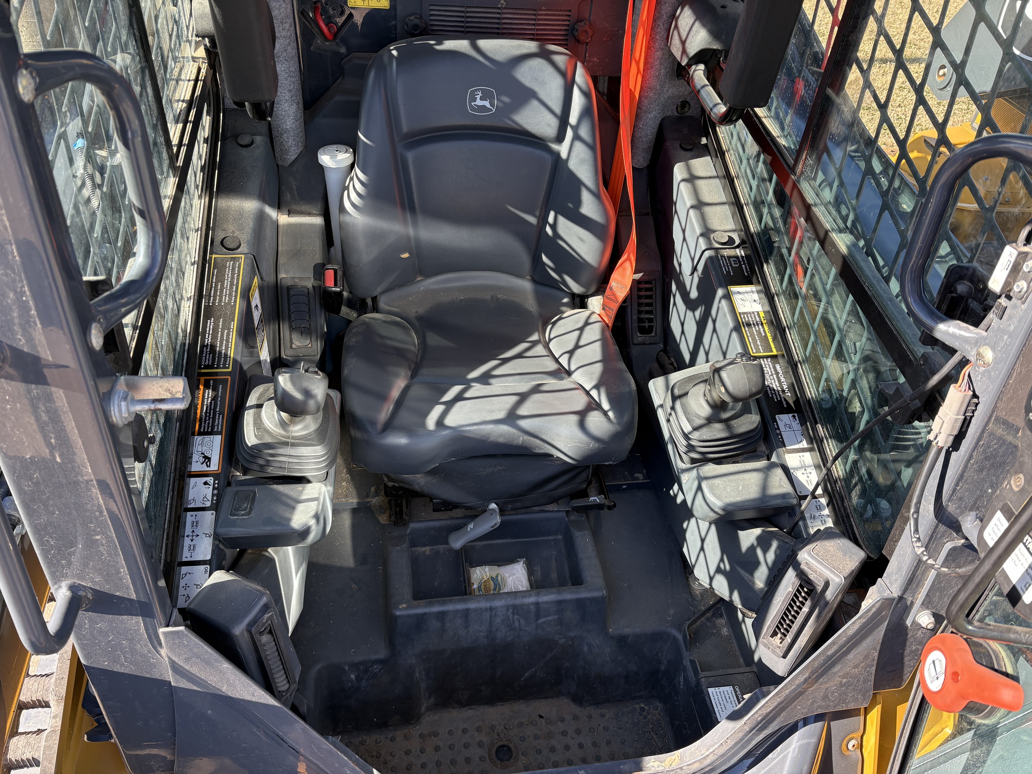 2020 John Deere 325G Image 9