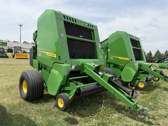  John Deere 561R