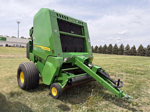  John Deere 561R