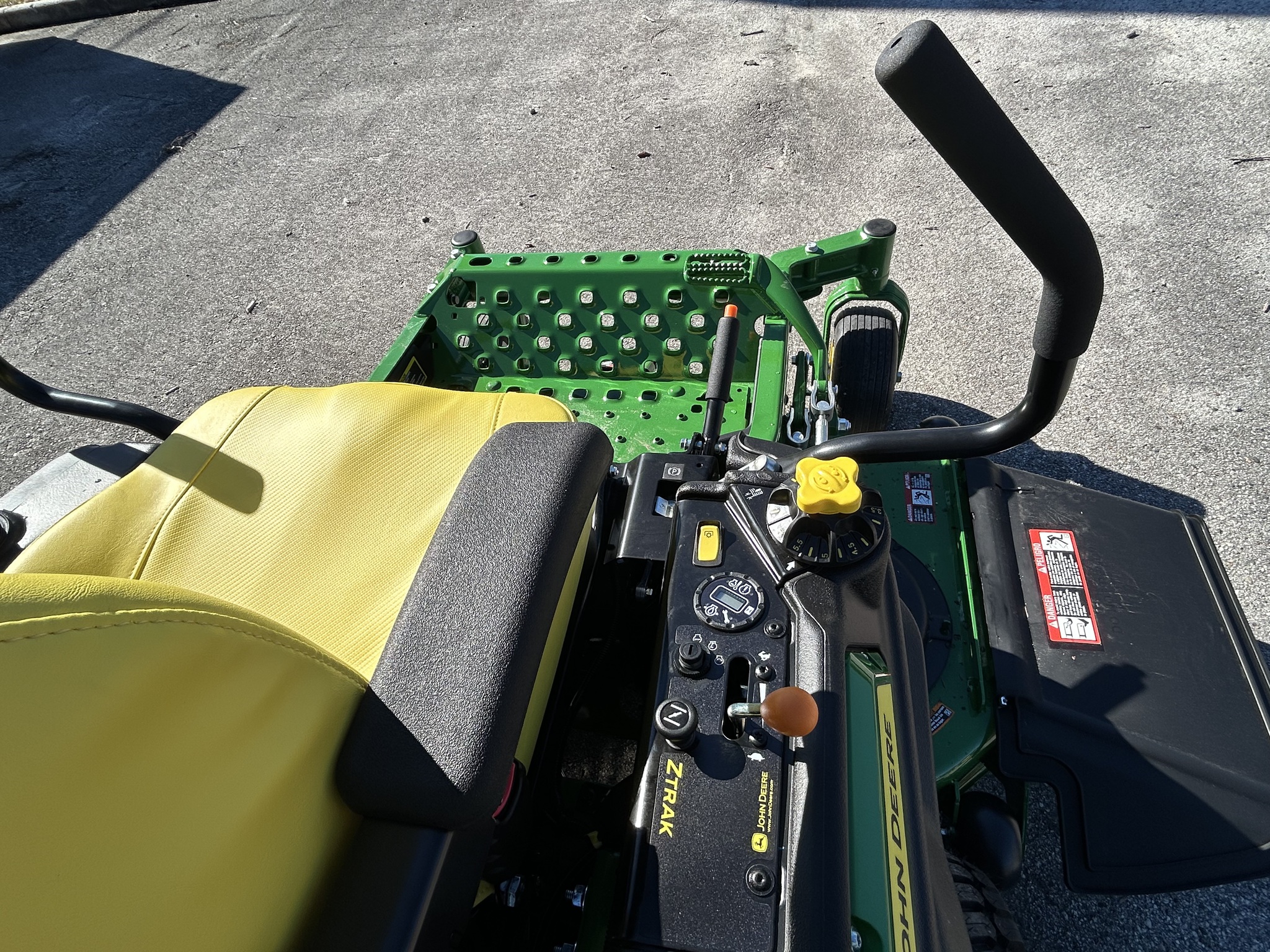 2025 John Deere Z930M Image 8