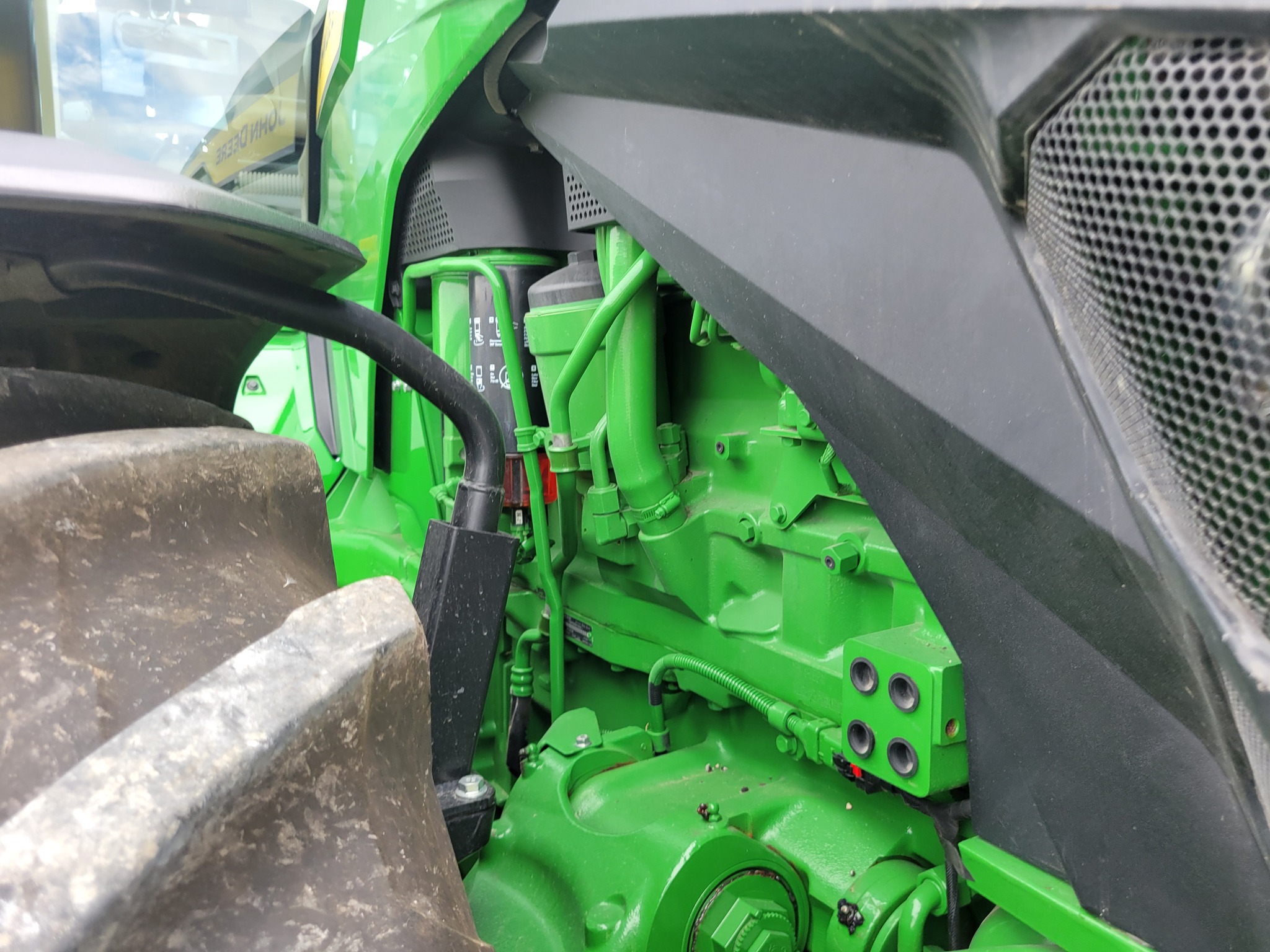  2024 John Deere 8R 370 at Heritage Tractor in Freeport, IL