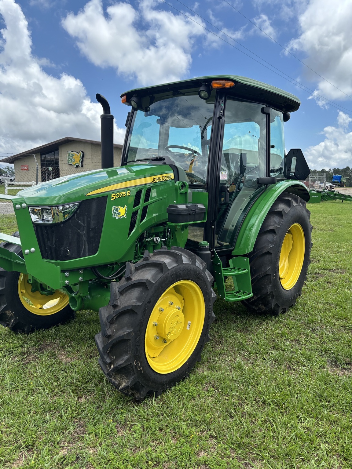 2025 John Deere 5075E Image 1