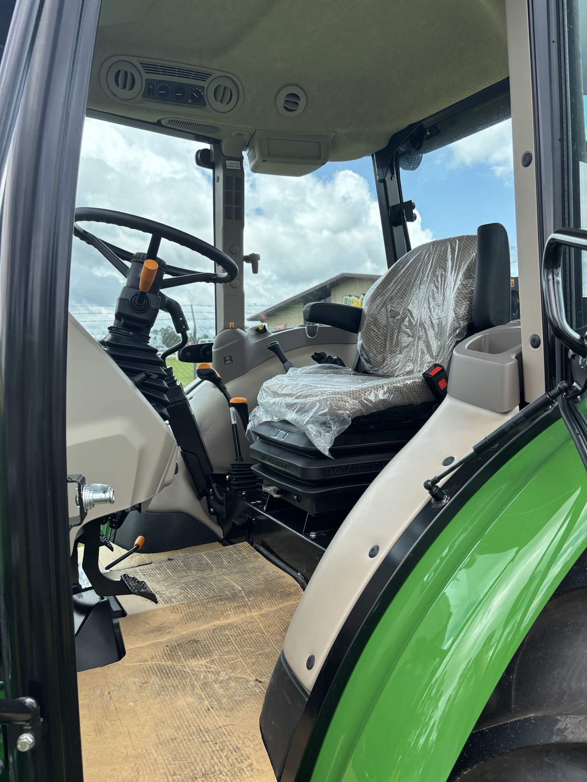 2025 John Deere 5075E Image 4