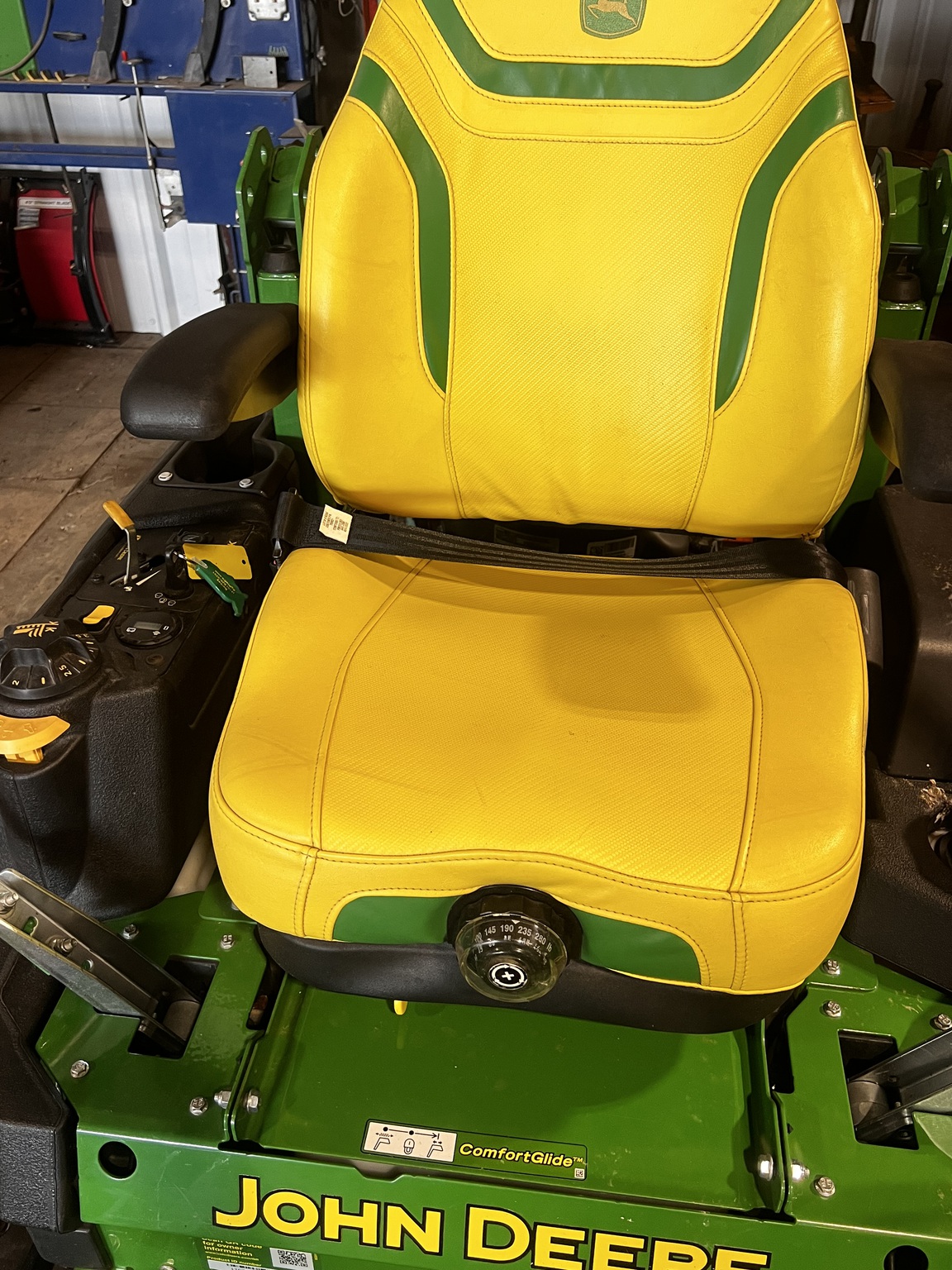 2023 John Deere Z740R Image 4