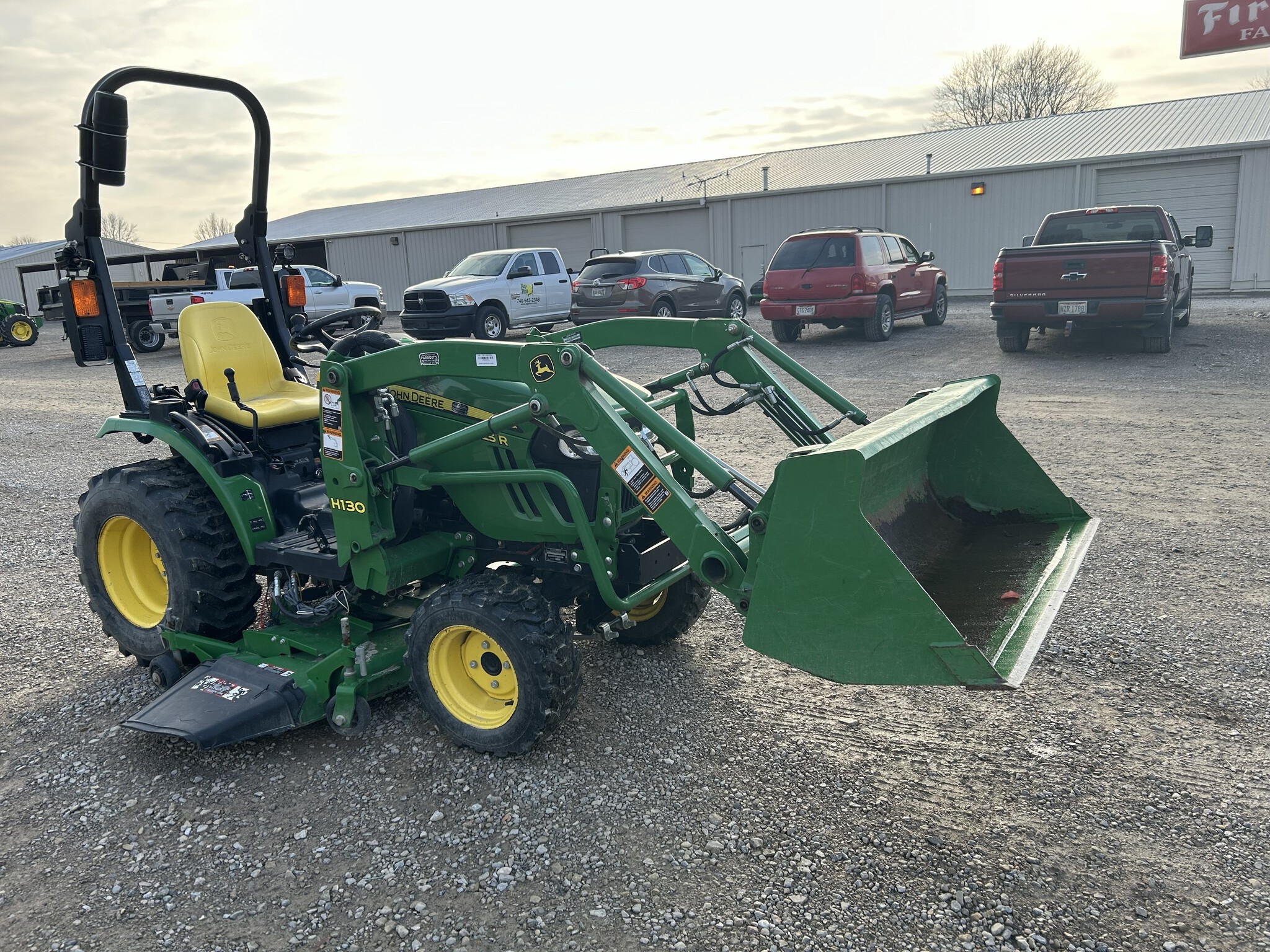 2015 John Deere 2025R Image 1