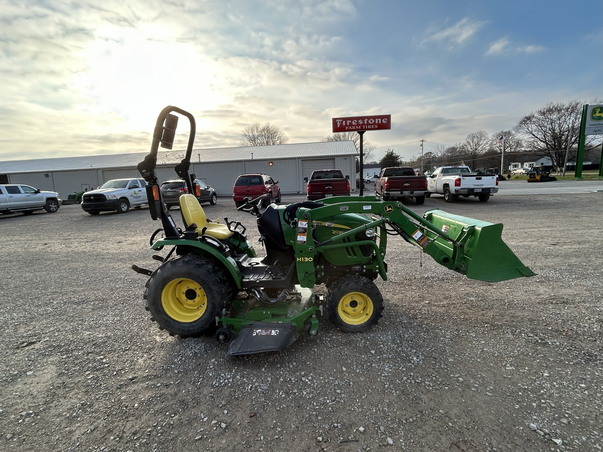 2015 John Deere 2025R Image 5