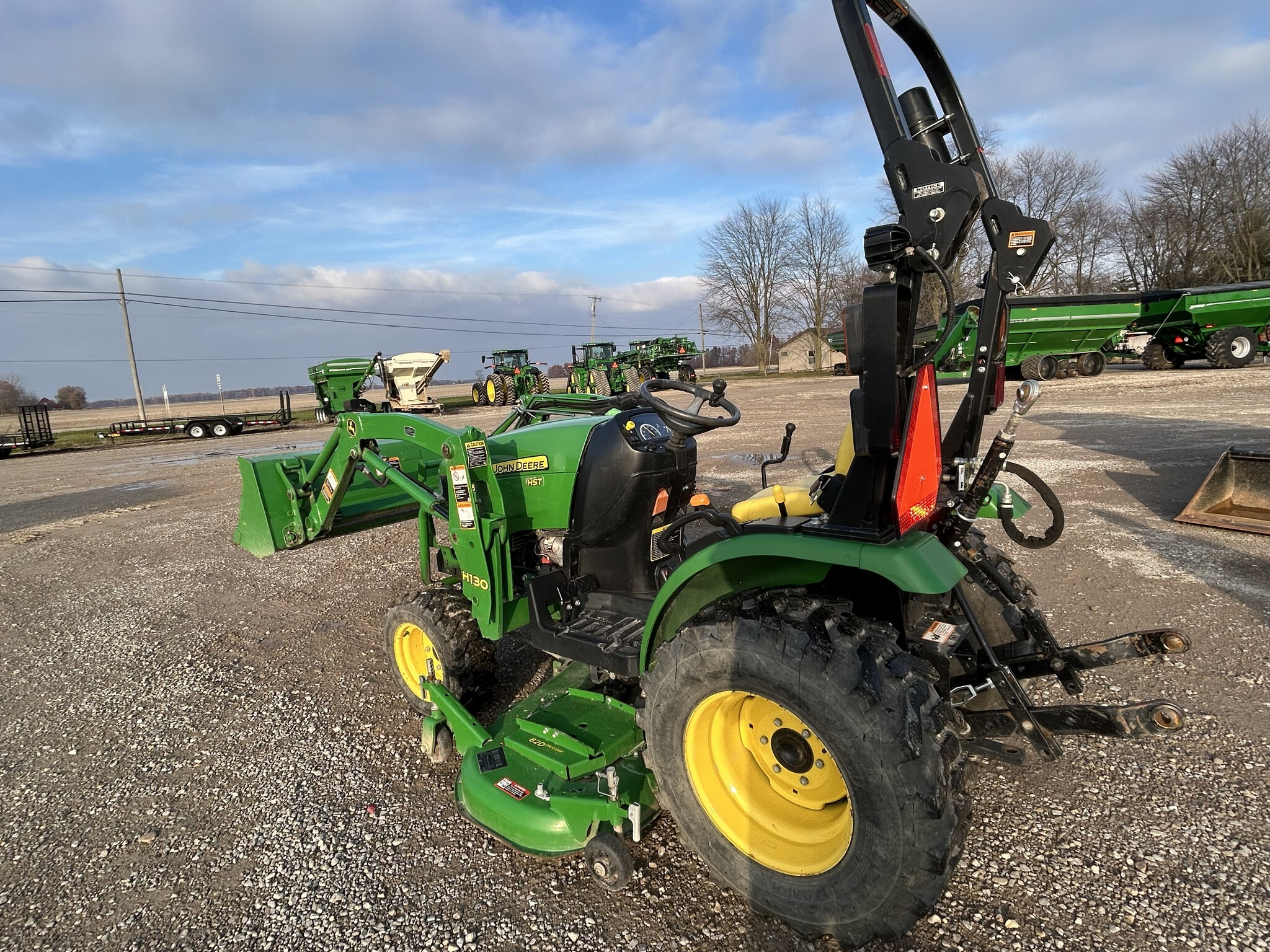 2015 John Deere 2025R Image 2