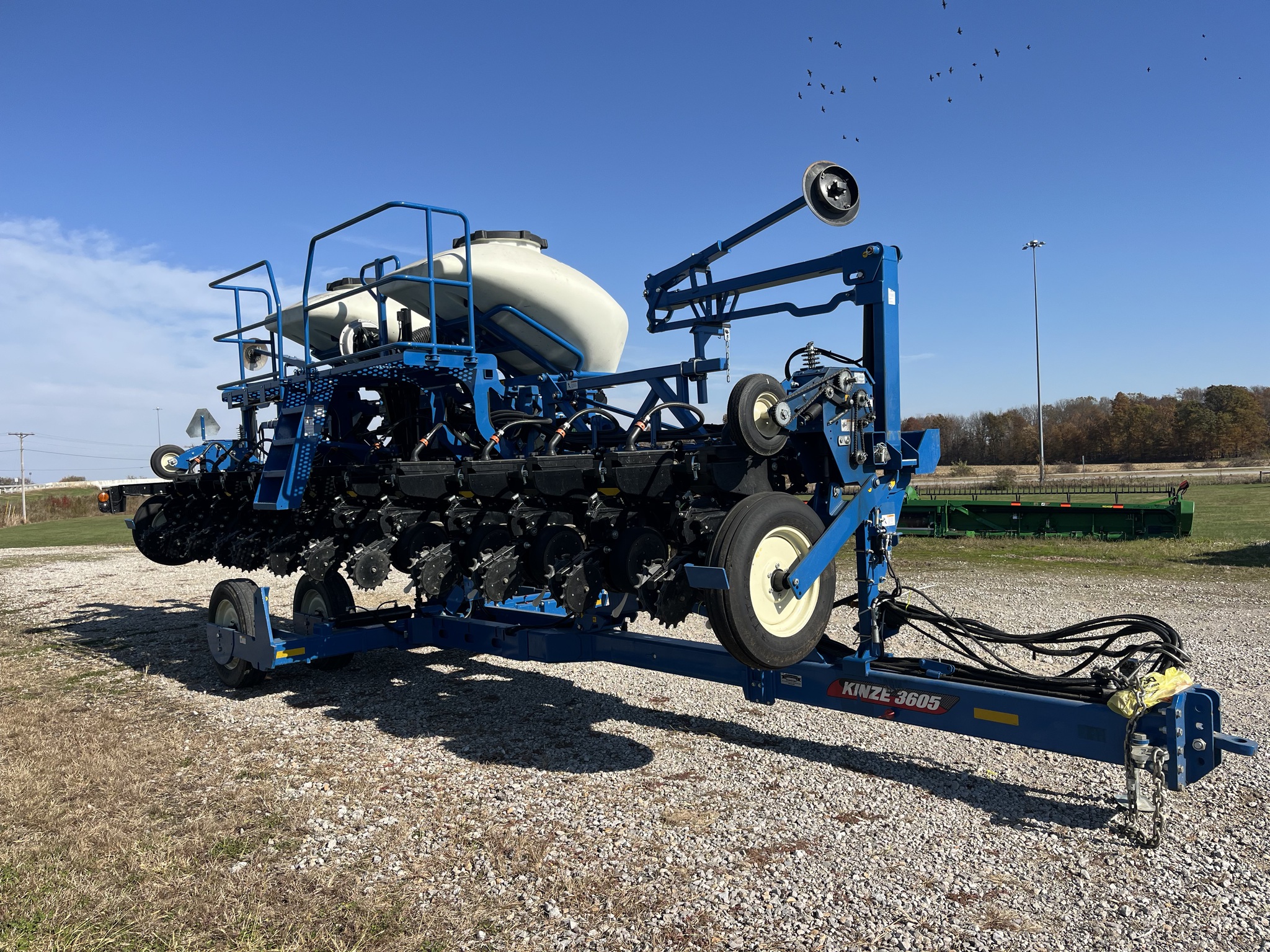 2021 Kinze 3605 Image 3
