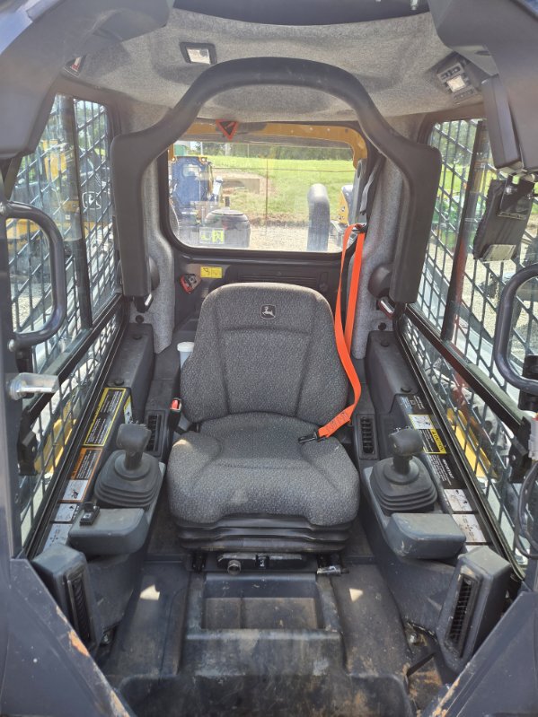 2023 John Deere 325G Image 9