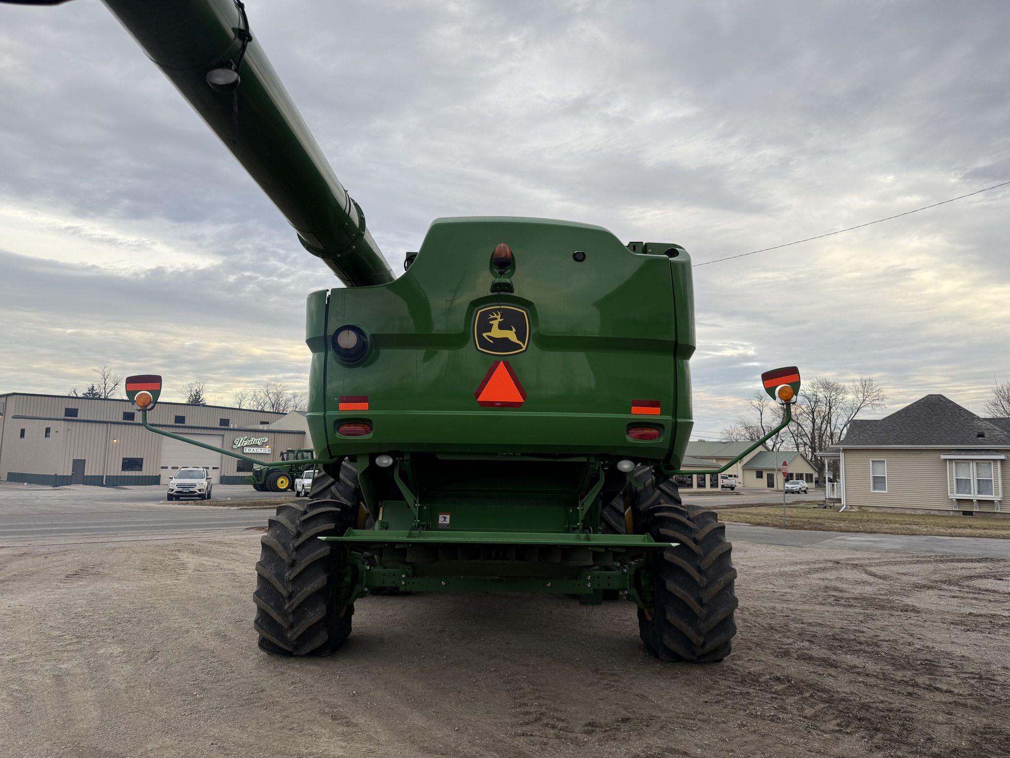  2013 John Deere S680 at Heritage Tractor in Pontiac, IL