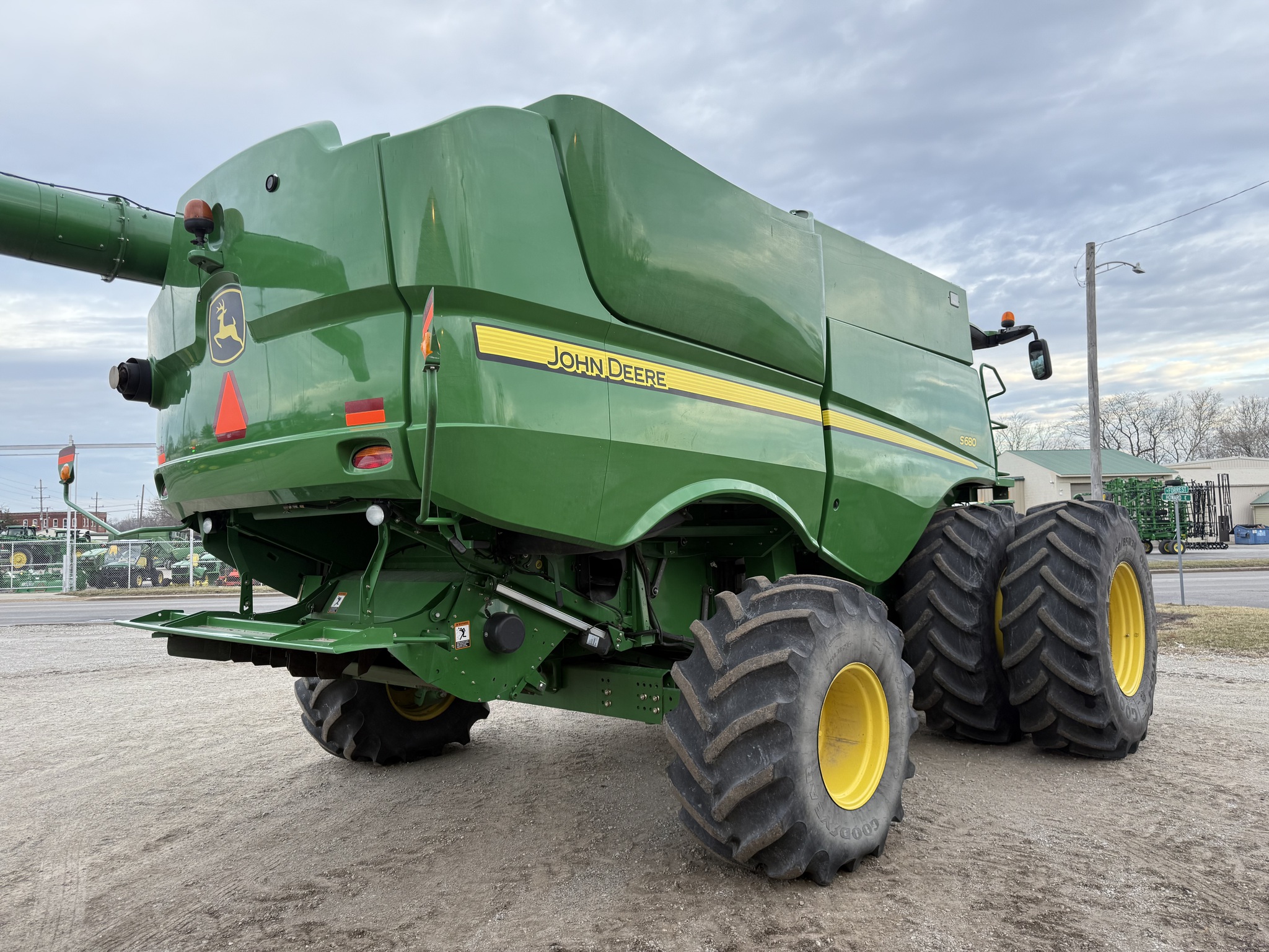  2013 John Deere S680 at Heritage Tractor in Pontiac, IL