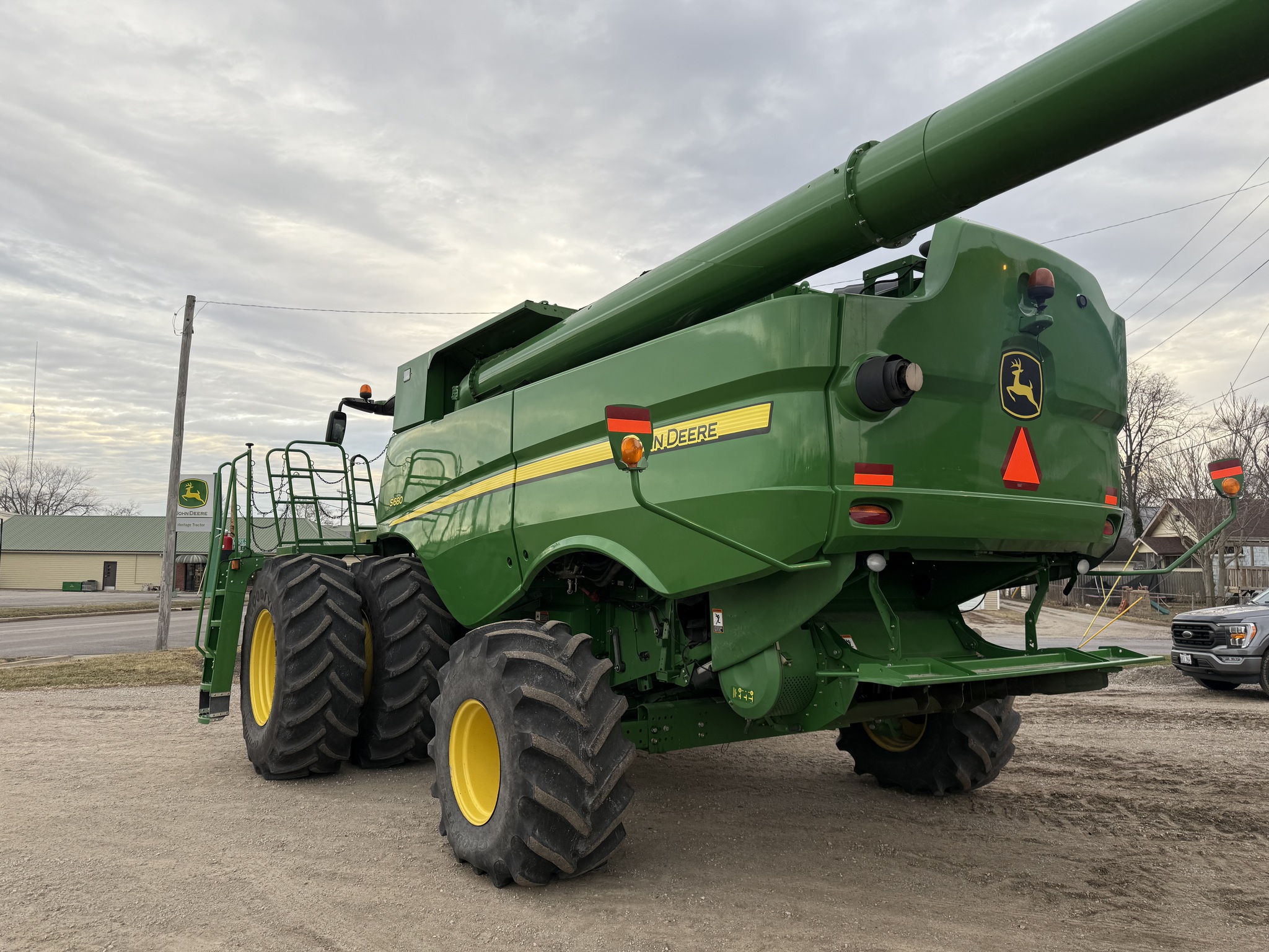  2013 John Deere S680 at Heritage Tractor in Pontiac, IL