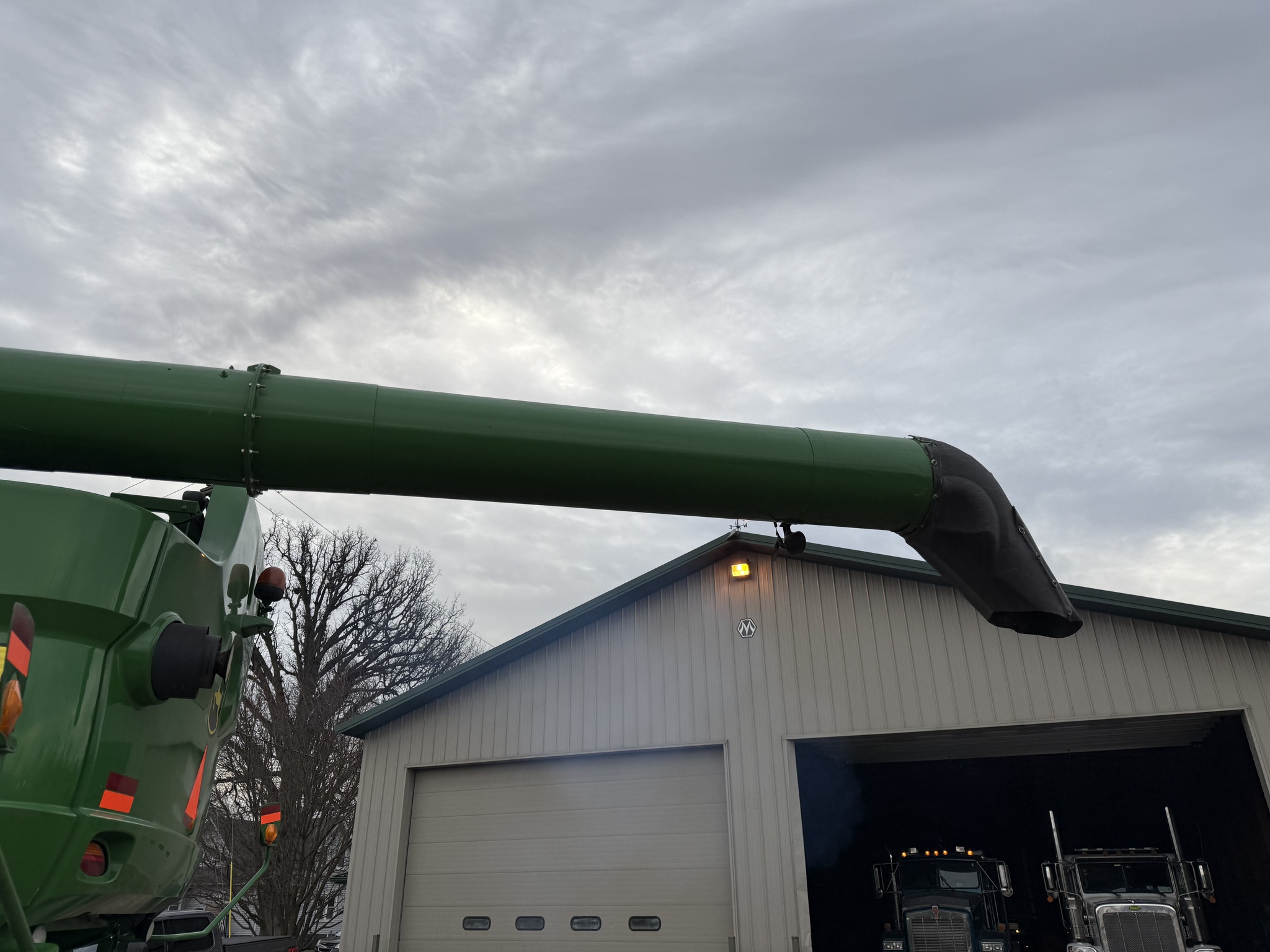  2013 John Deere S680 at Heritage Tractor in Pontiac, IL