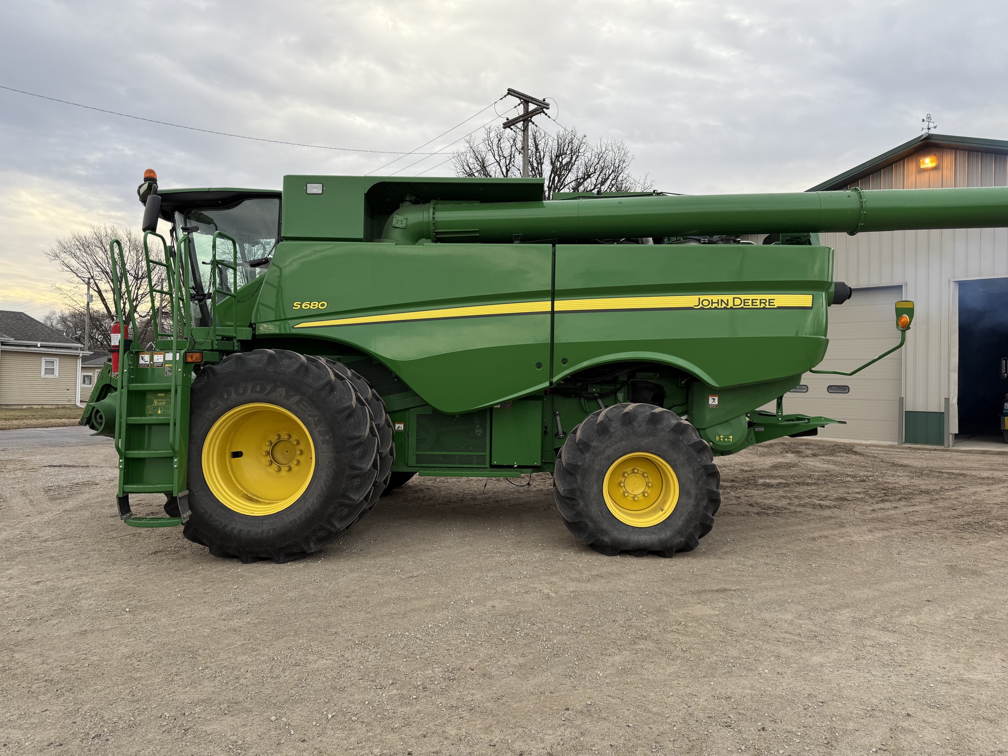  2013 John Deere S680 at Heritage Tractor in Pontiac, IL