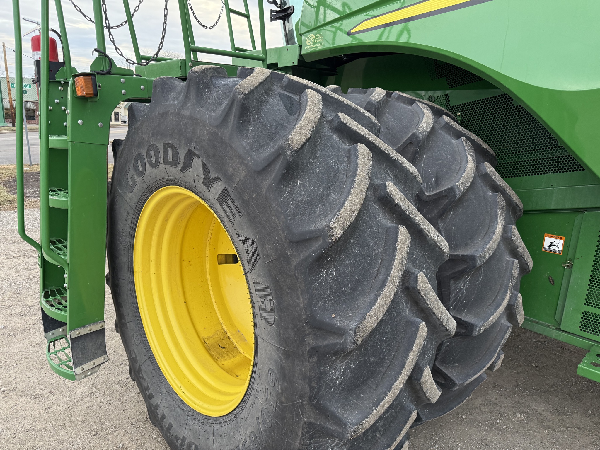 2013 John Deere S680 at Heritage Tractor in Pontiac, IL