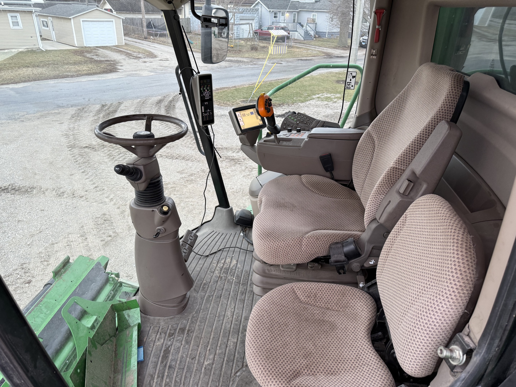  2013 John Deere S680 at Heritage Tractor in Pontiac, IL