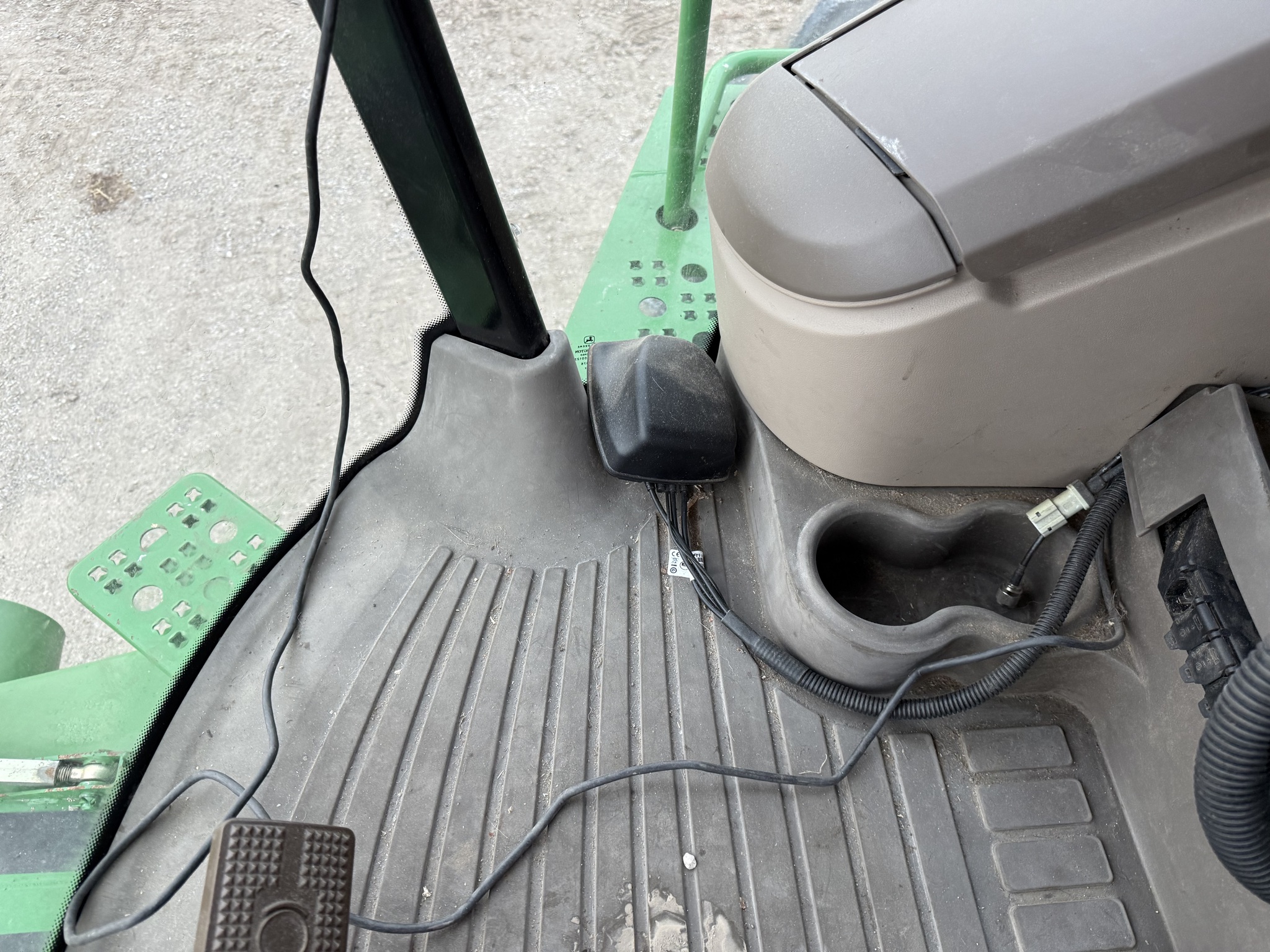  2013 John Deere S680 at Heritage Tractor in Pontiac, IL