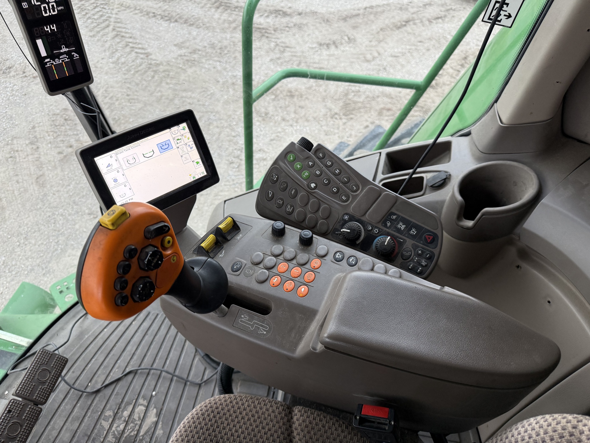  2013 John Deere S680 at Heritage Tractor in Pontiac, IL