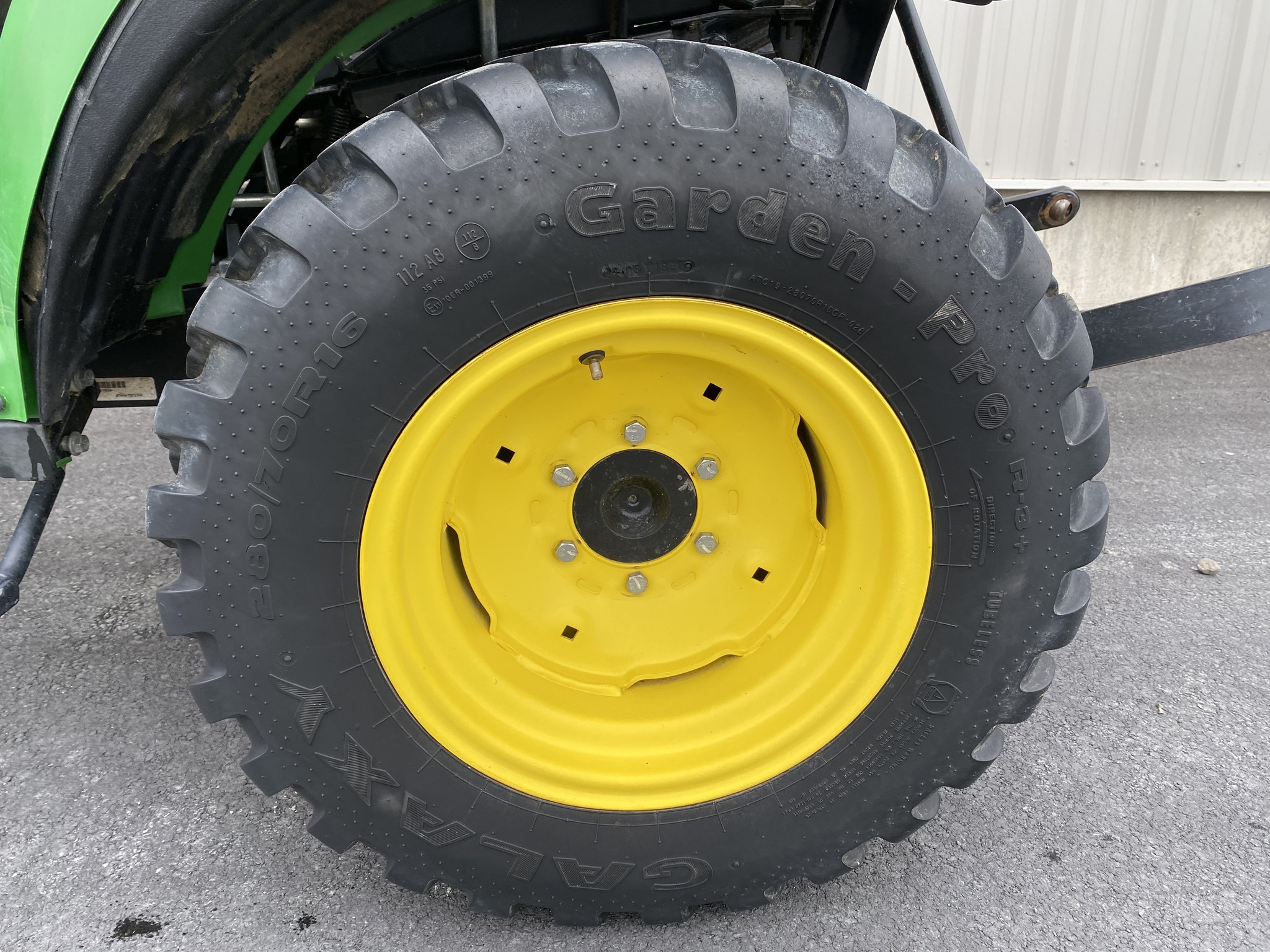 2021 John Deere 2025R Image 8