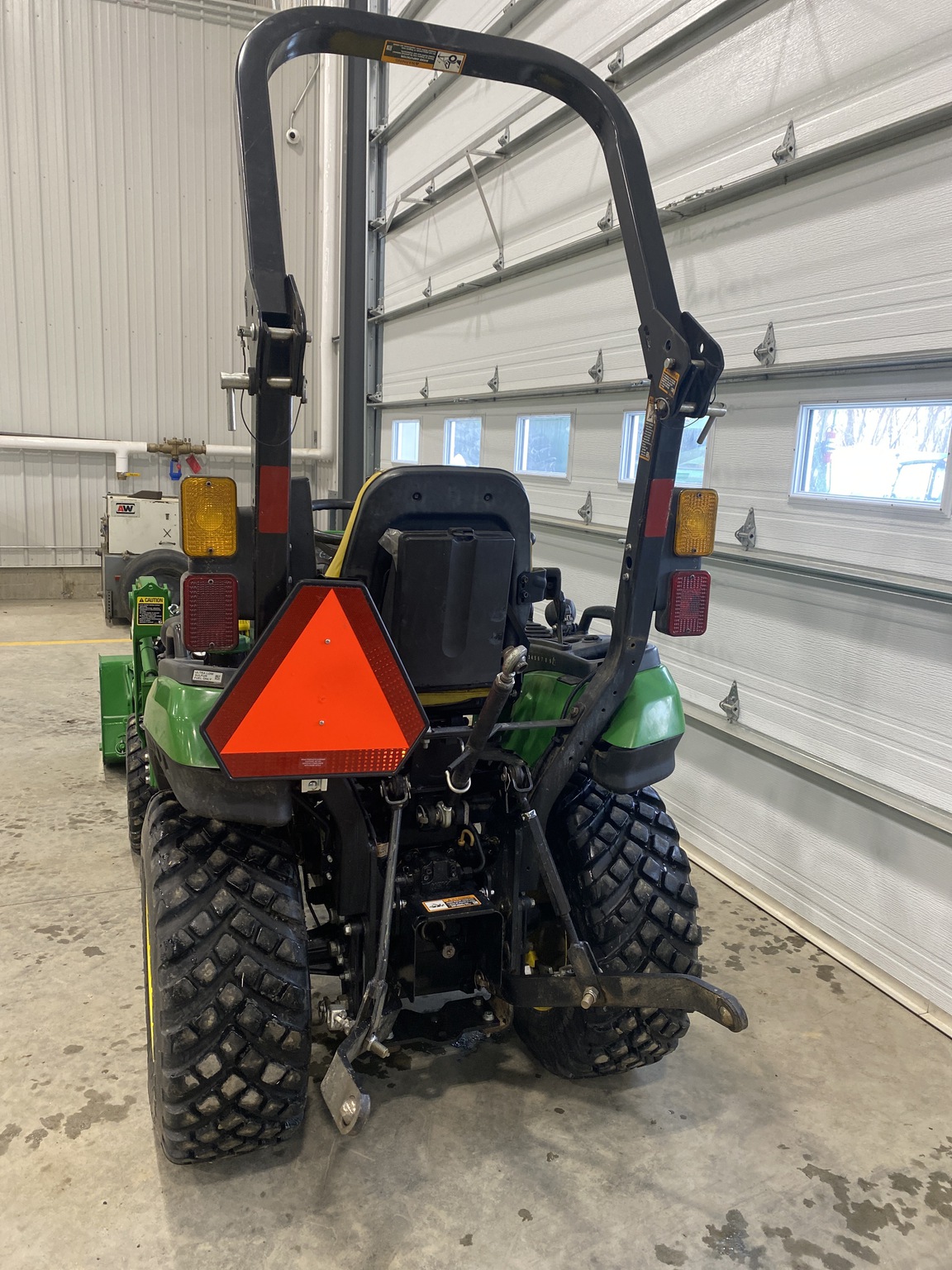 2021 John Deere 2025R Image 4