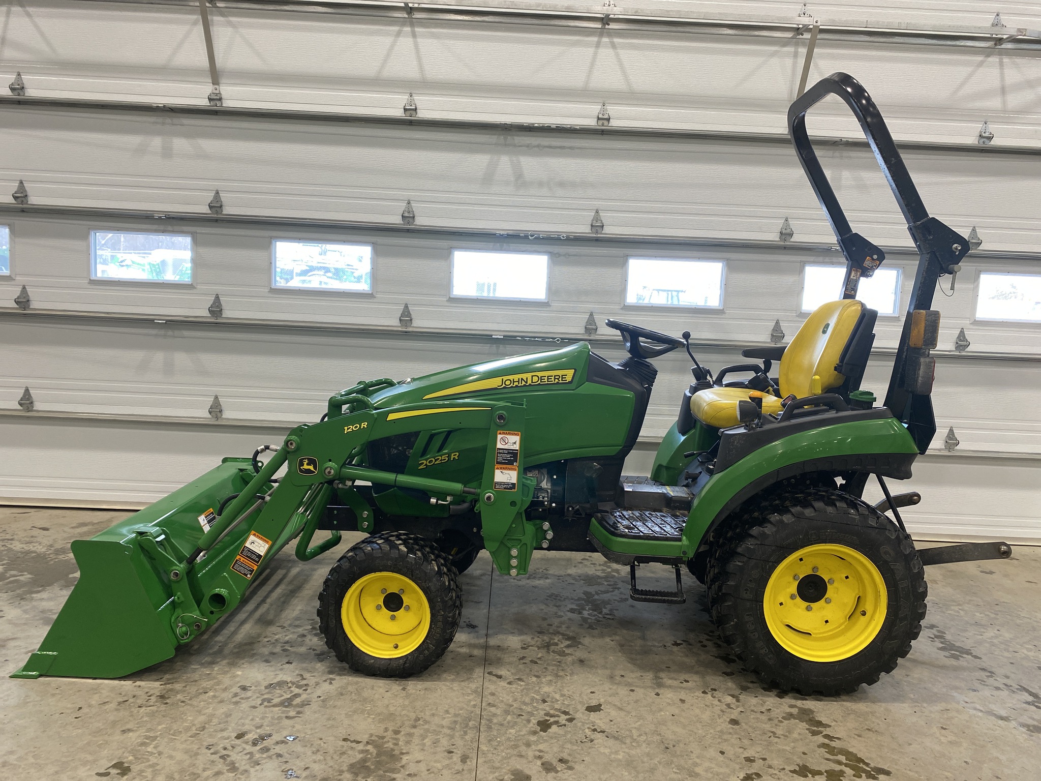 2021 John Deere 2025R Image 2