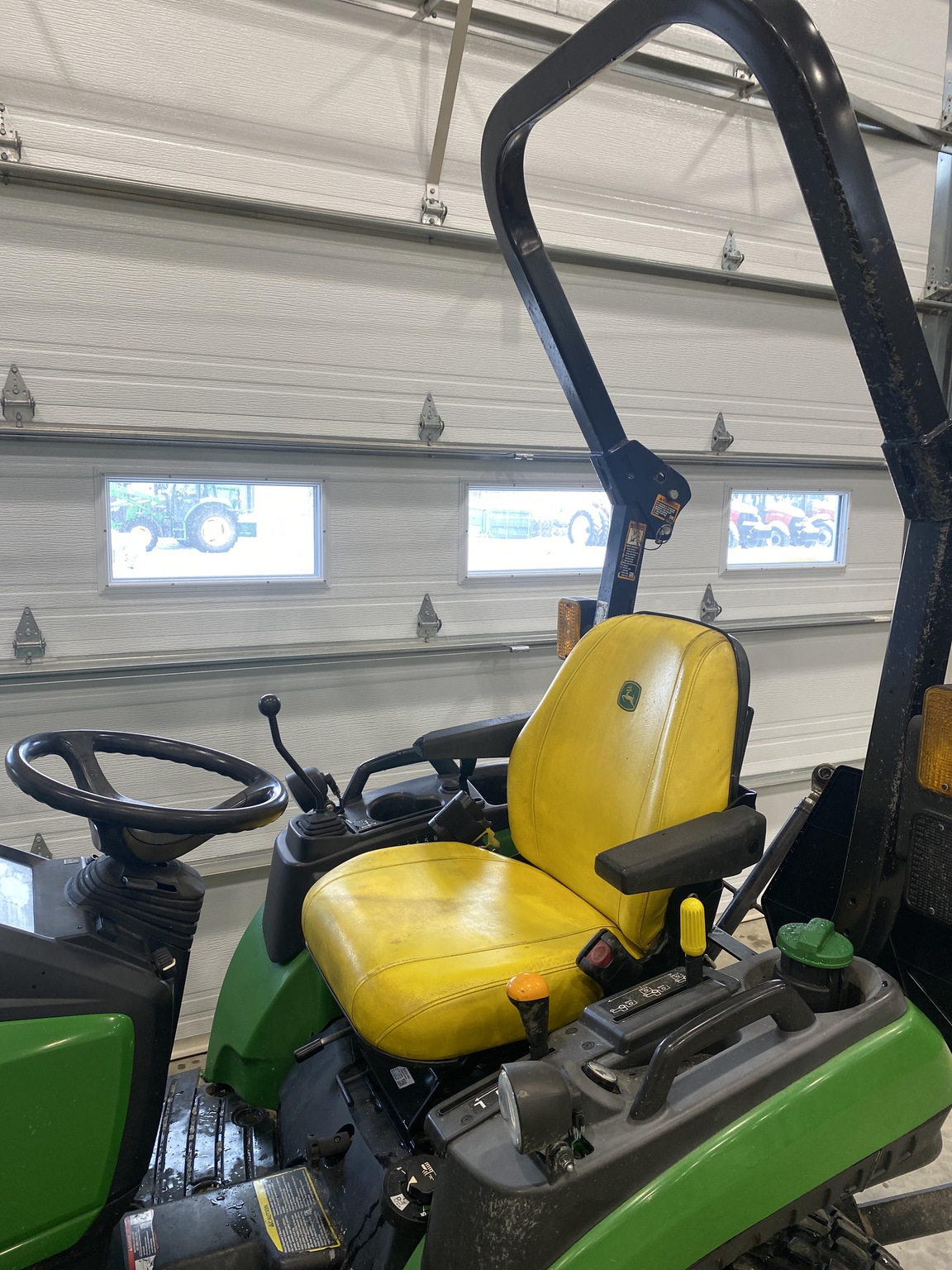 2021 John Deere 2025R Image 3