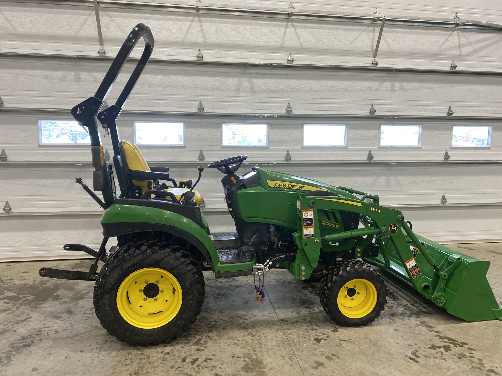 2021 John Deere 2025R Image 7