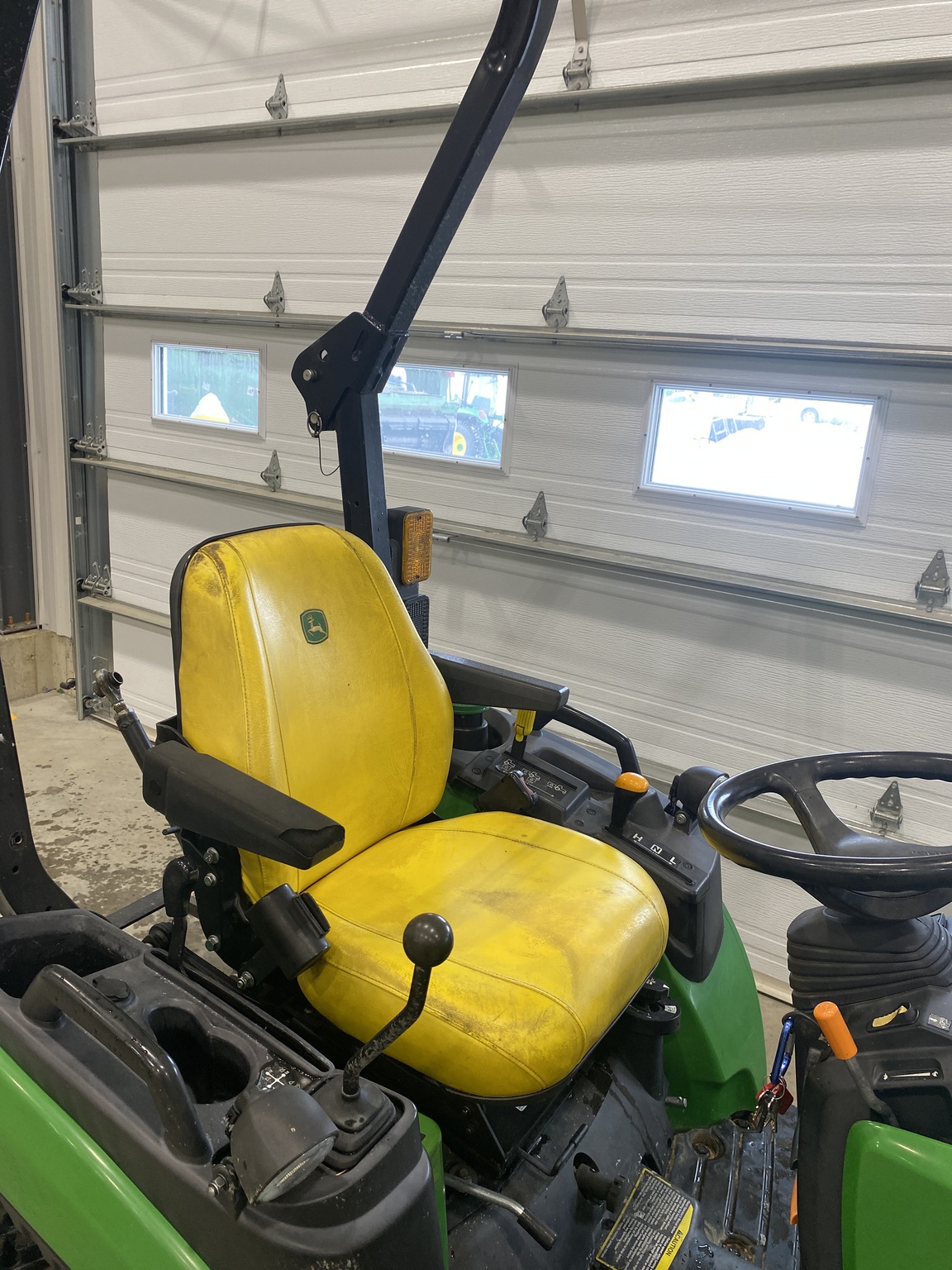 2021 John Deere 2025R Image 6