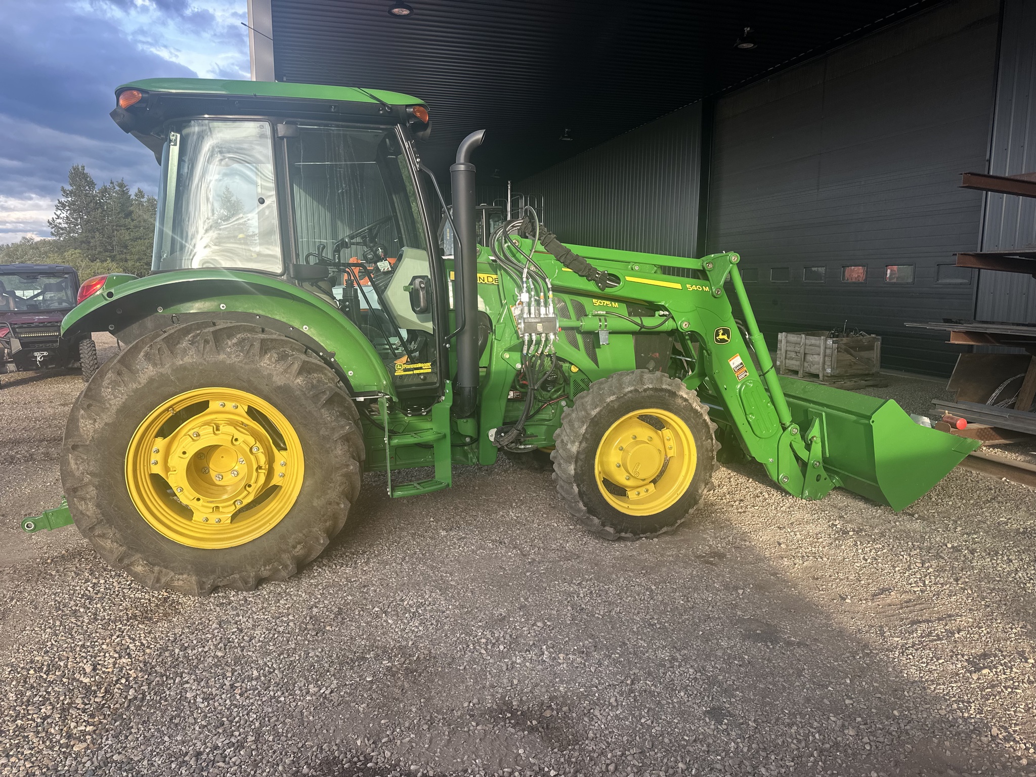 2018 John Deere 5075M Image 1