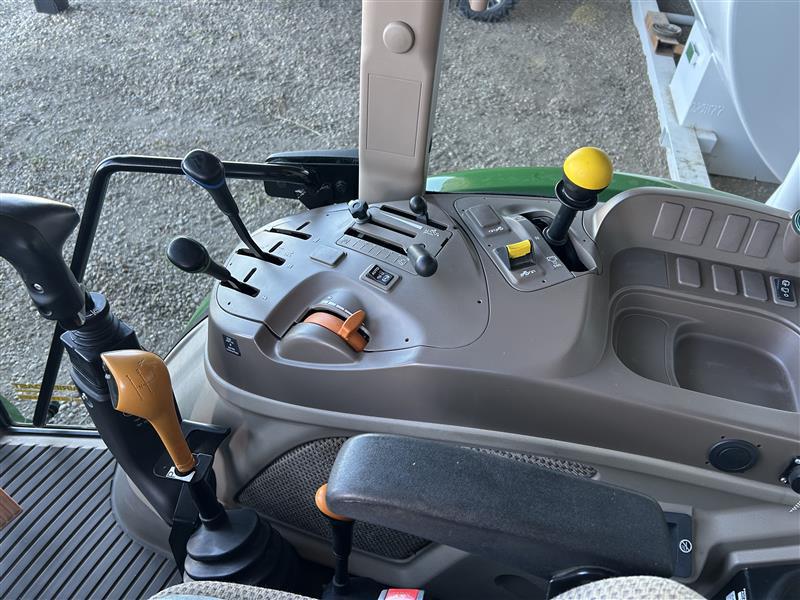2018 John Deere 5075M Image 19